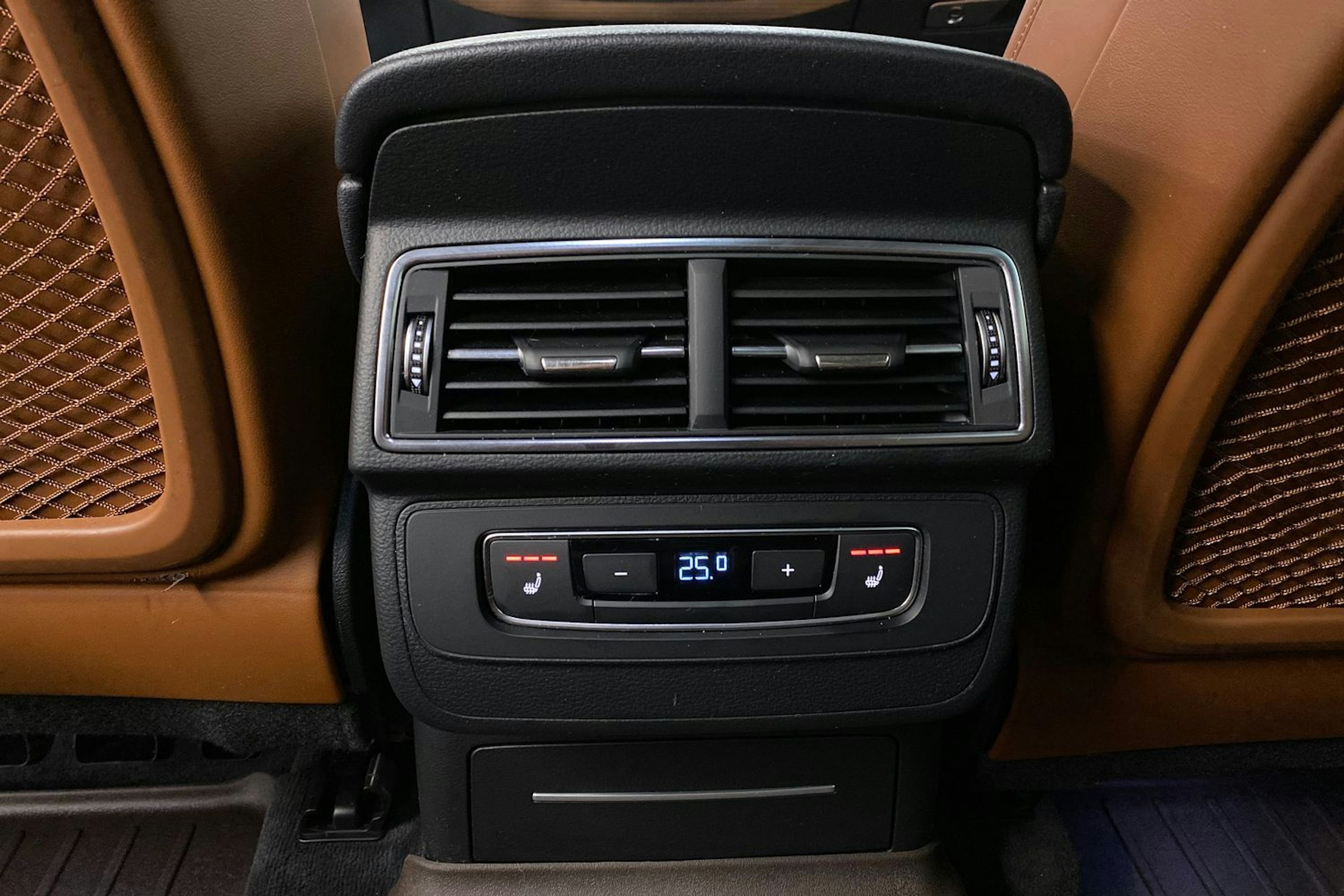 harmaa Audi Q7 2017 kuva 17.