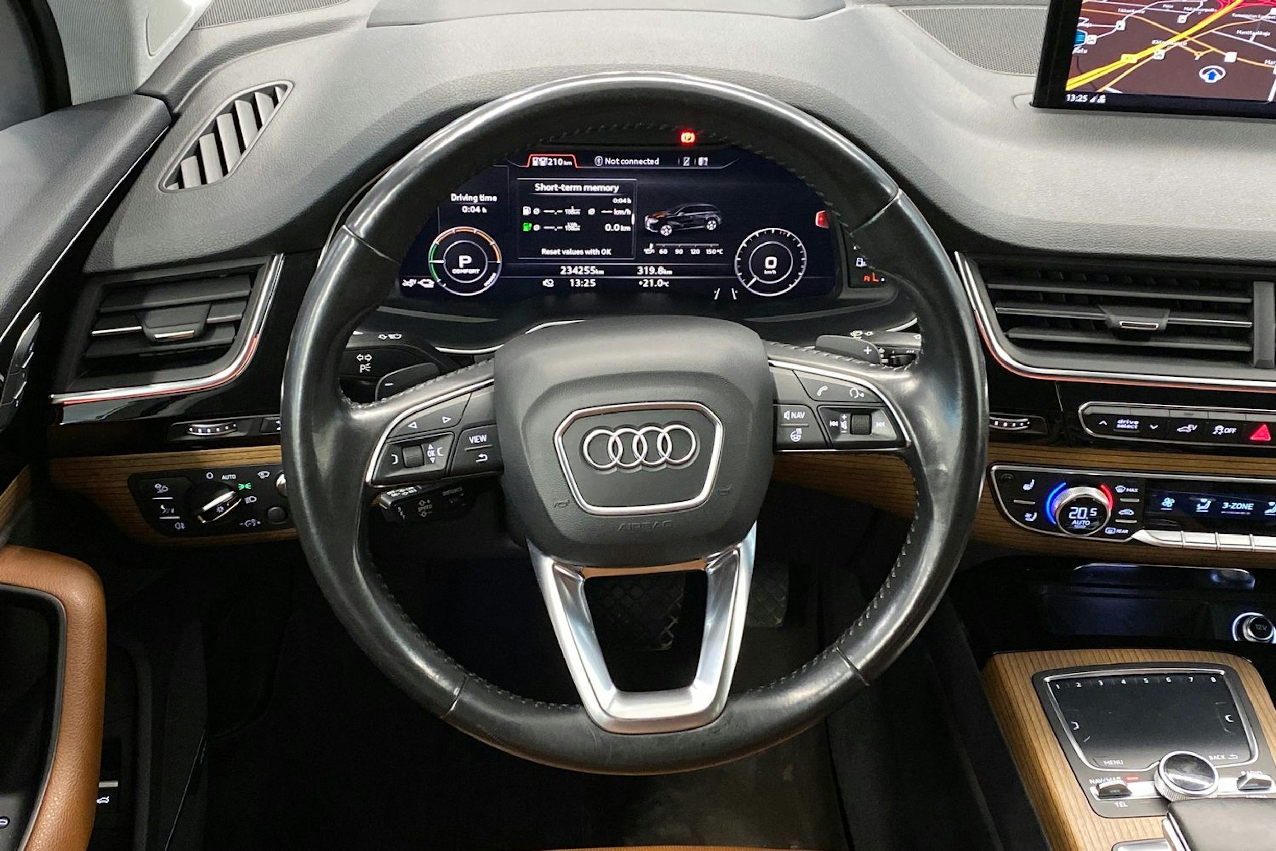 harmaa Audi Q7 2017 kuva 18.