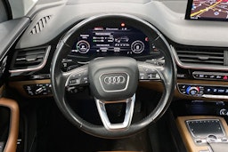 harmaa Audi Q7 2017 kuva 18.