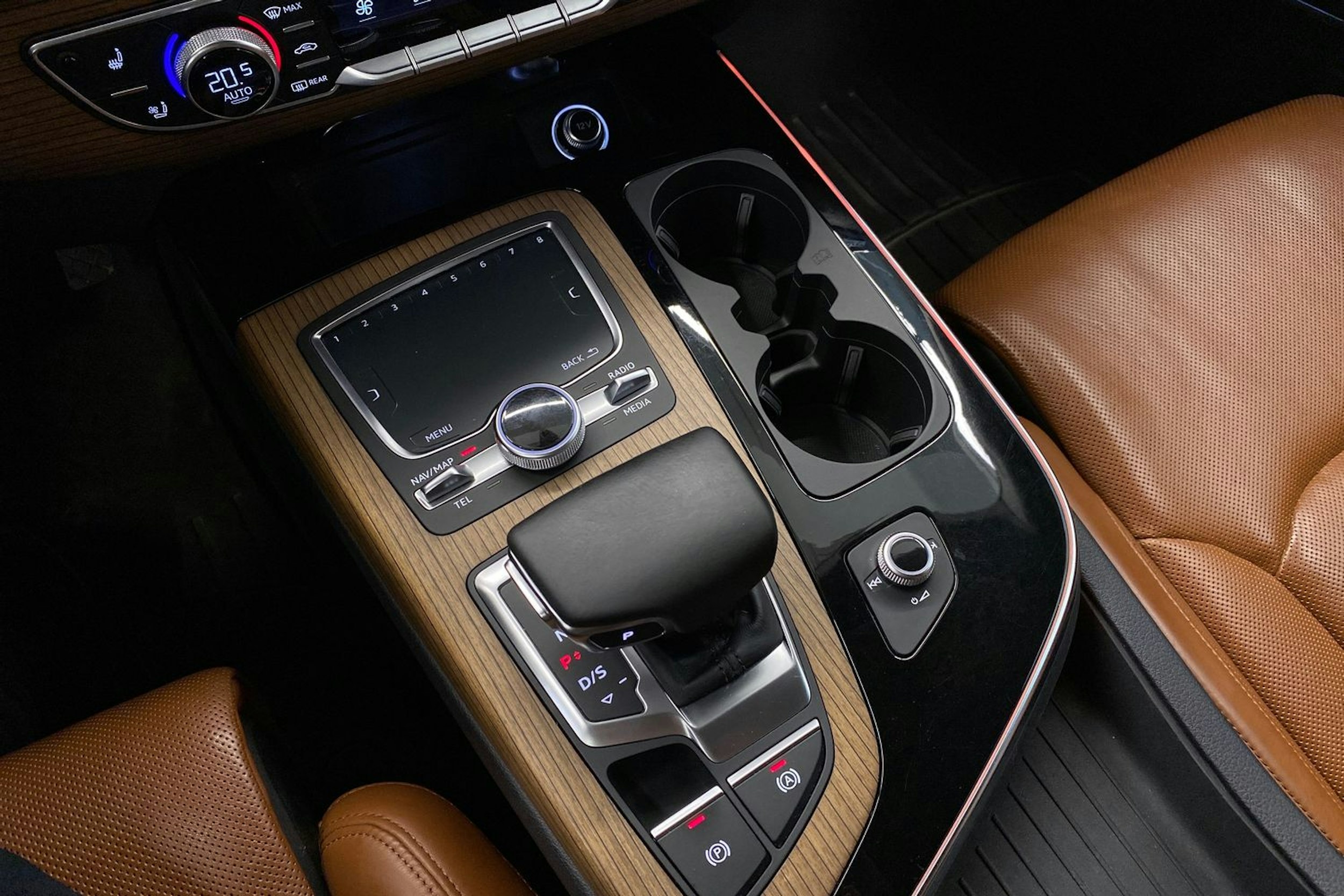 harmaa Audi Q7 2017 kuva 26.