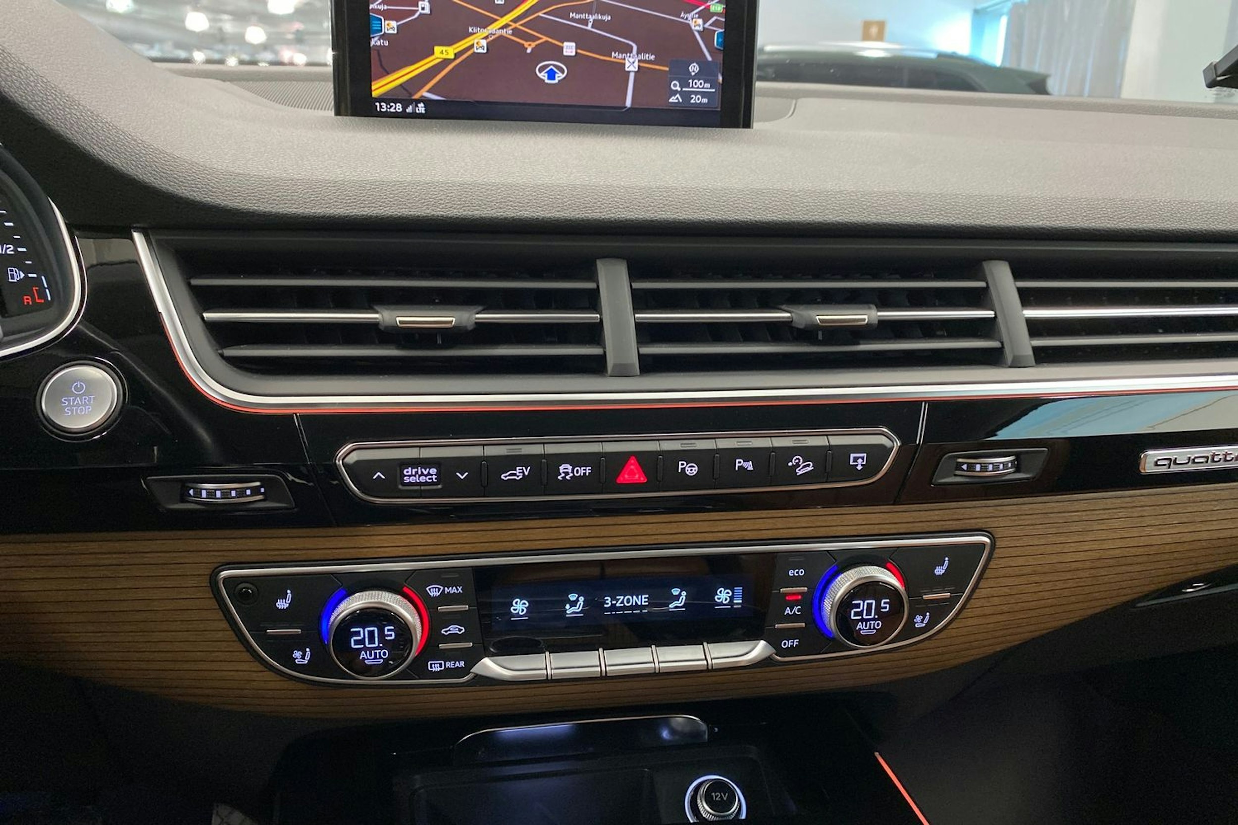 harmaa Audi Q7 2017 kuva 27.