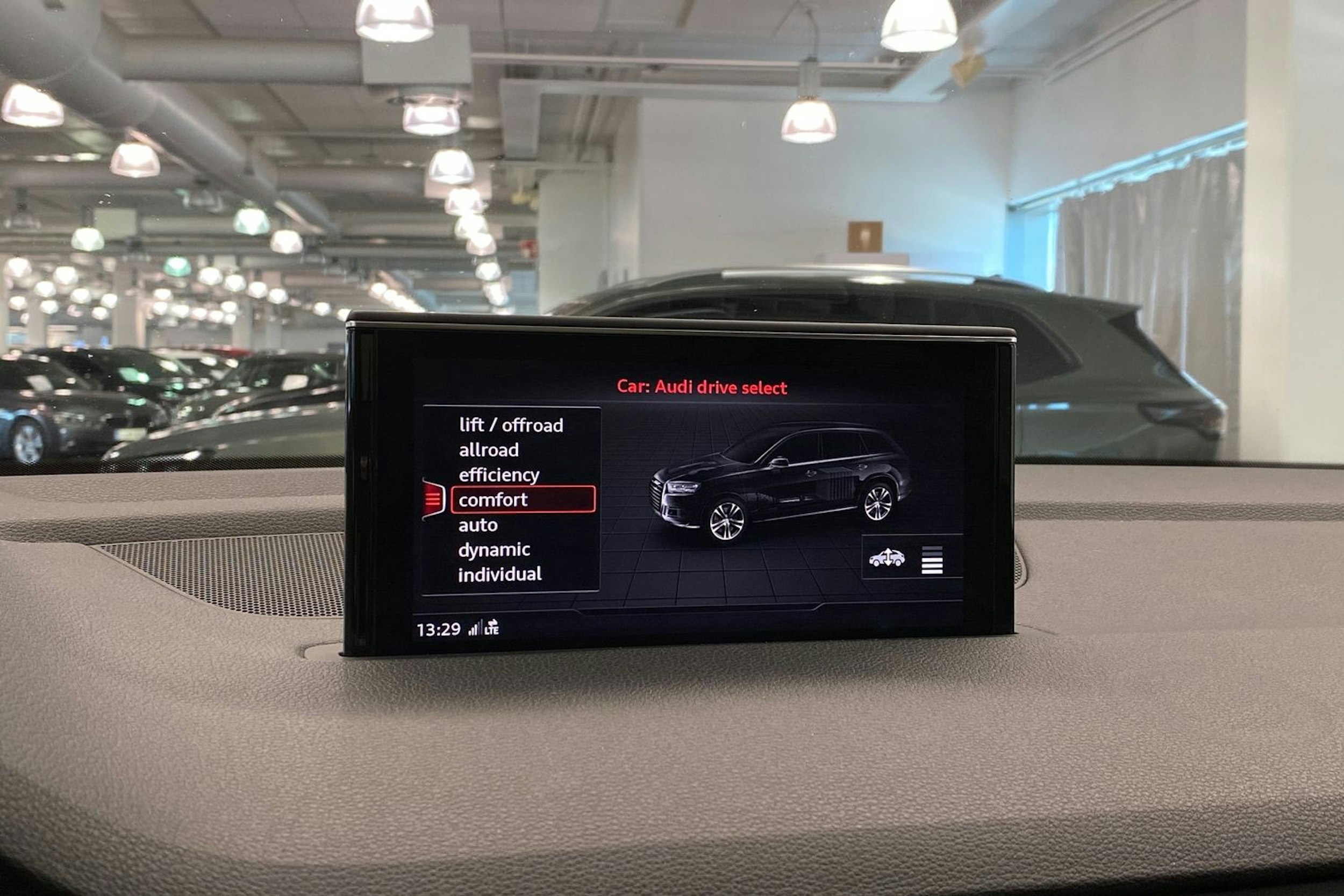 harmaa Audi Q7 2017 kuva 28.