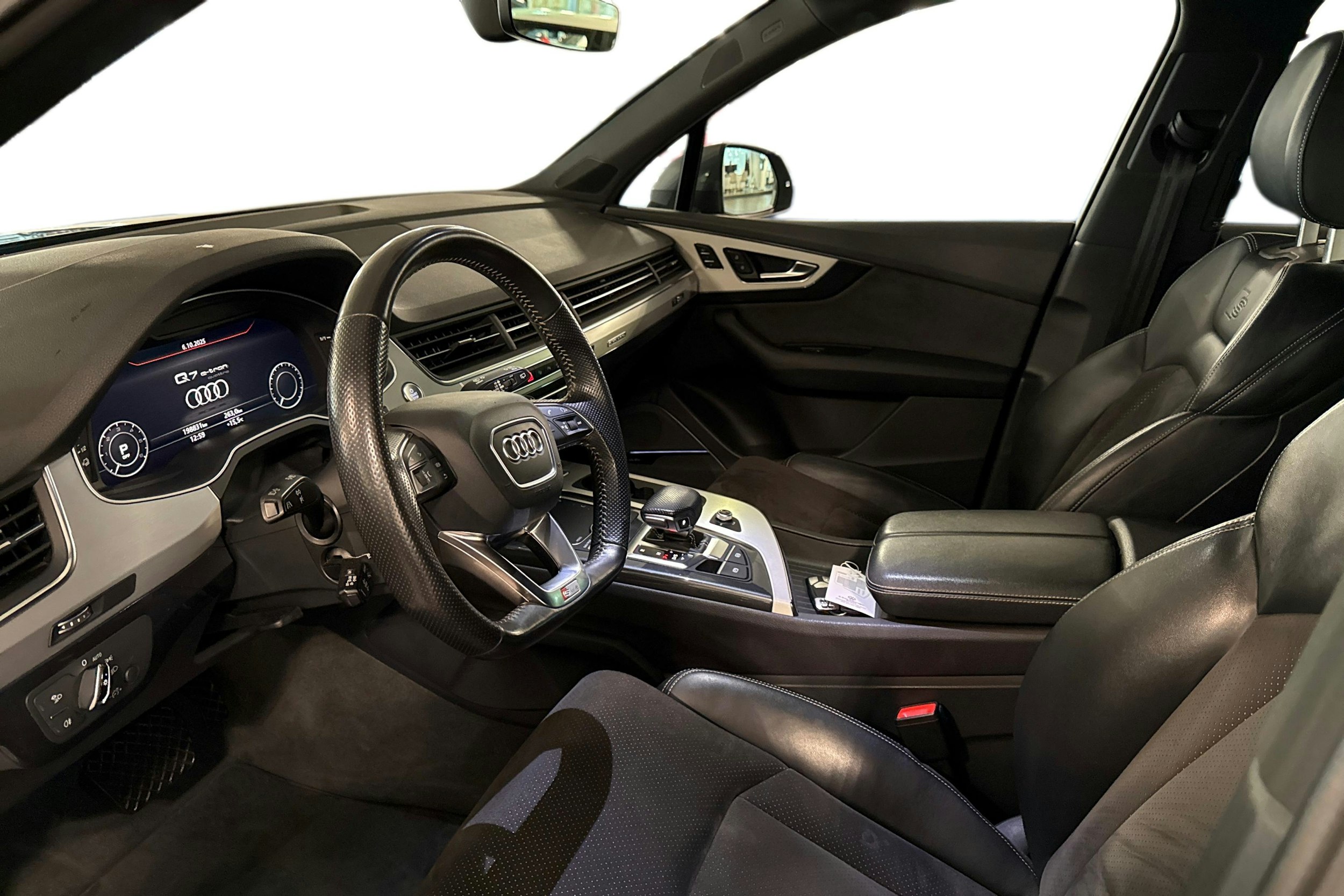 harmaa Audi Q7 2017 kuva 7.