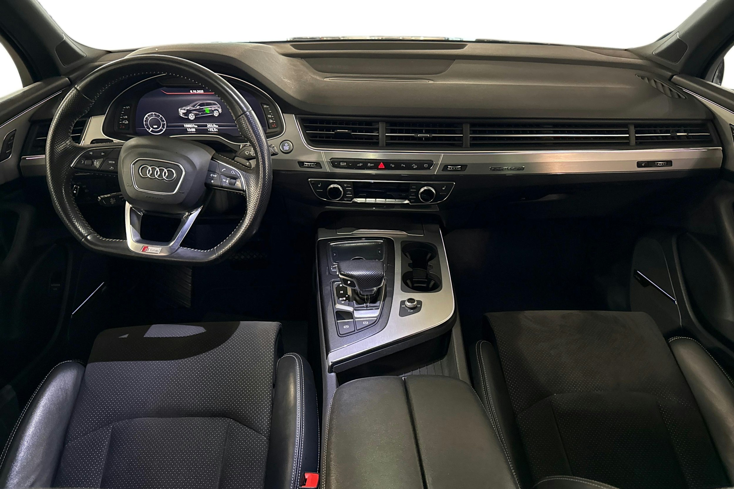 harmaa Audi Q7 2017 kuva 9.