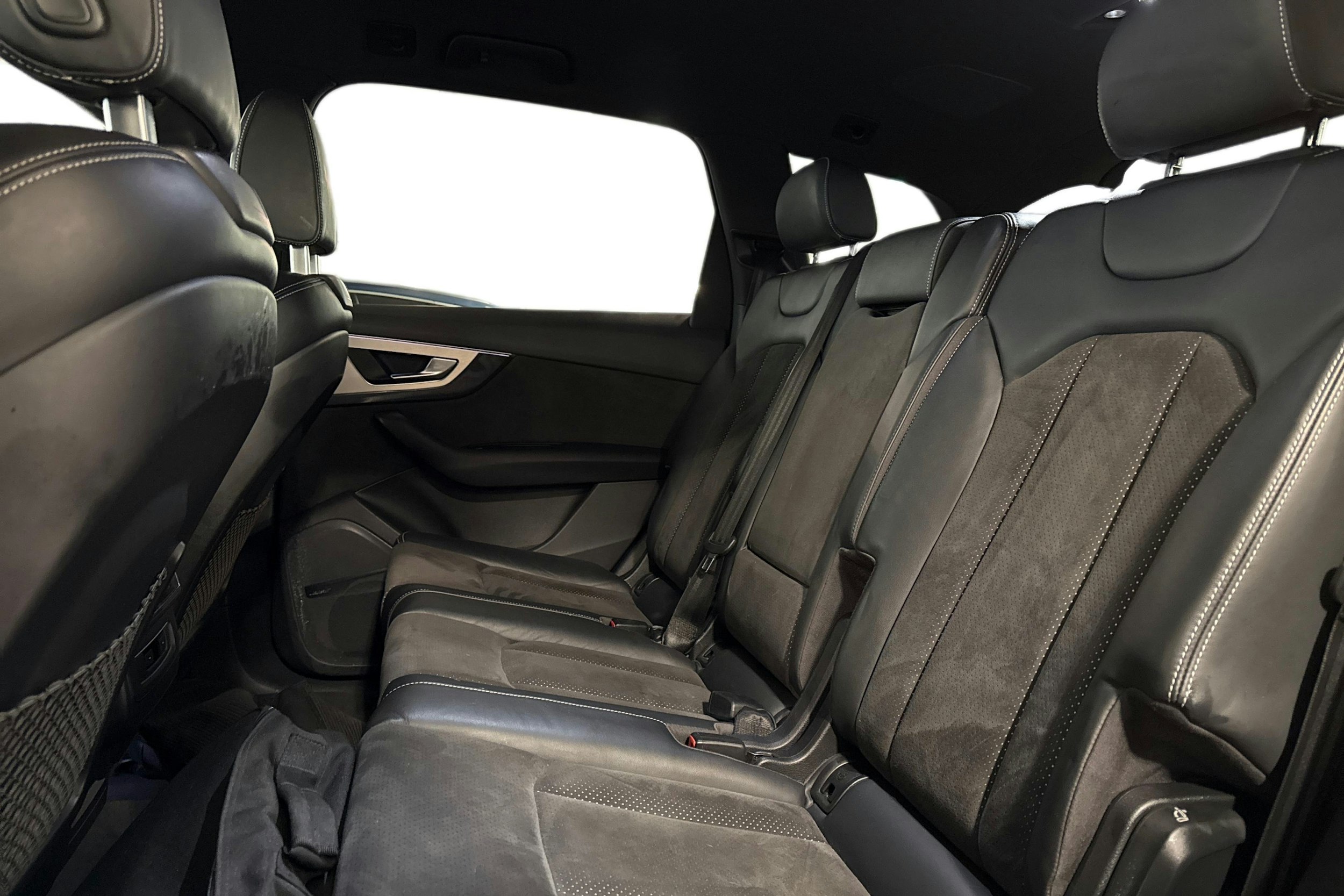 harmaa Audi Q7 2017 kuva 10.