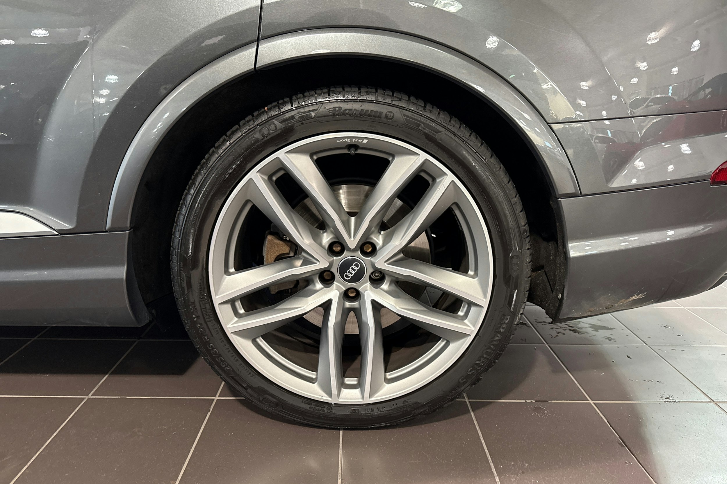 harmaa Audi Q7 2017 kuva 11.