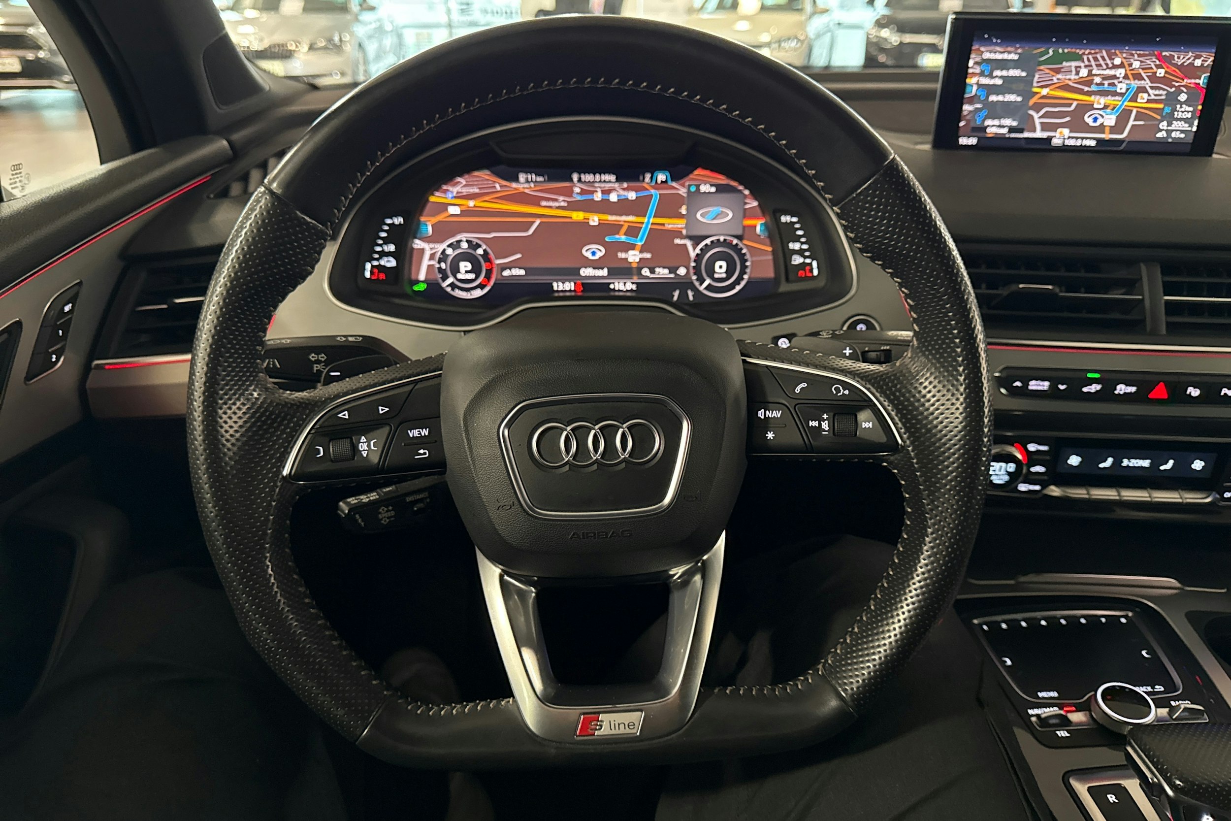 harmaa Audi Q7 2017 kuva 16.