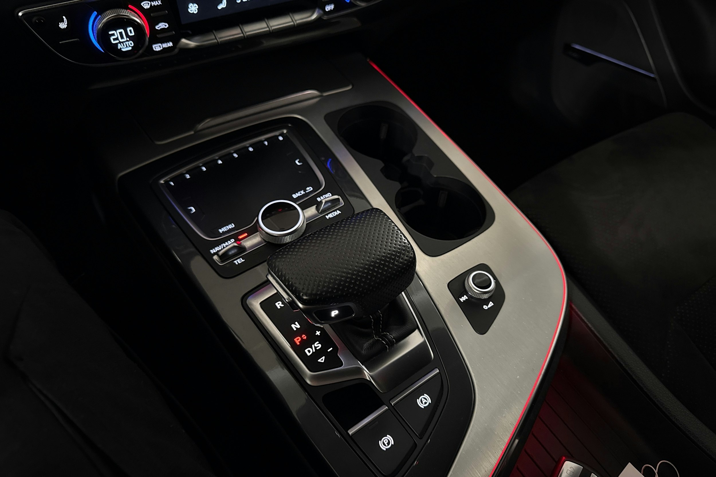 harmaa Audi Q7 2017 kuva 22.