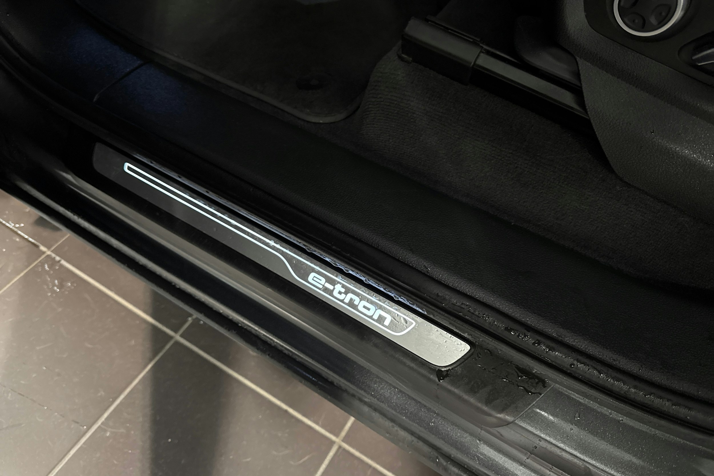 harmaa Audi Q7 2017 kuva 26.