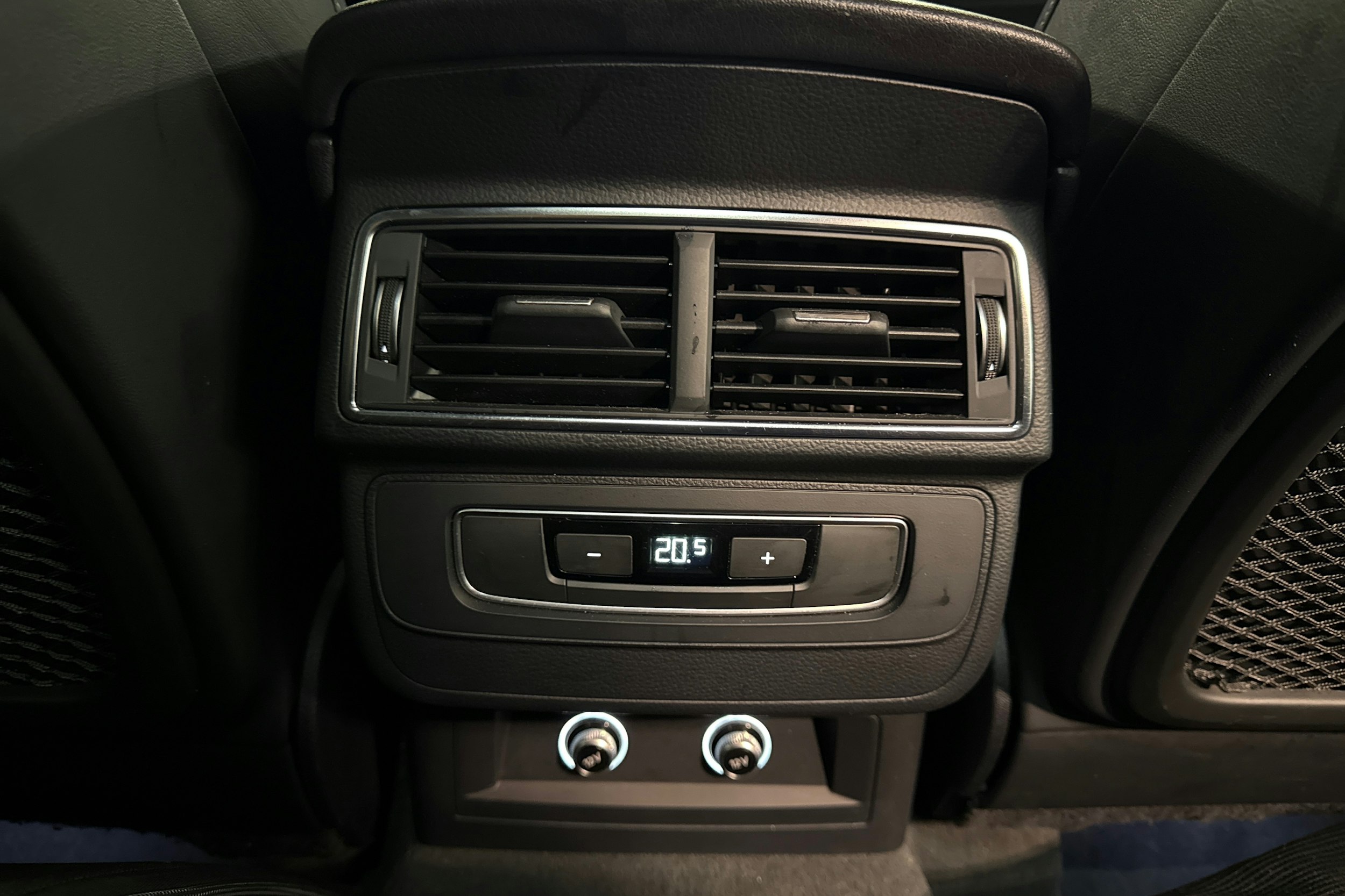 harmaa Audi Q7 2017 kuva 30.