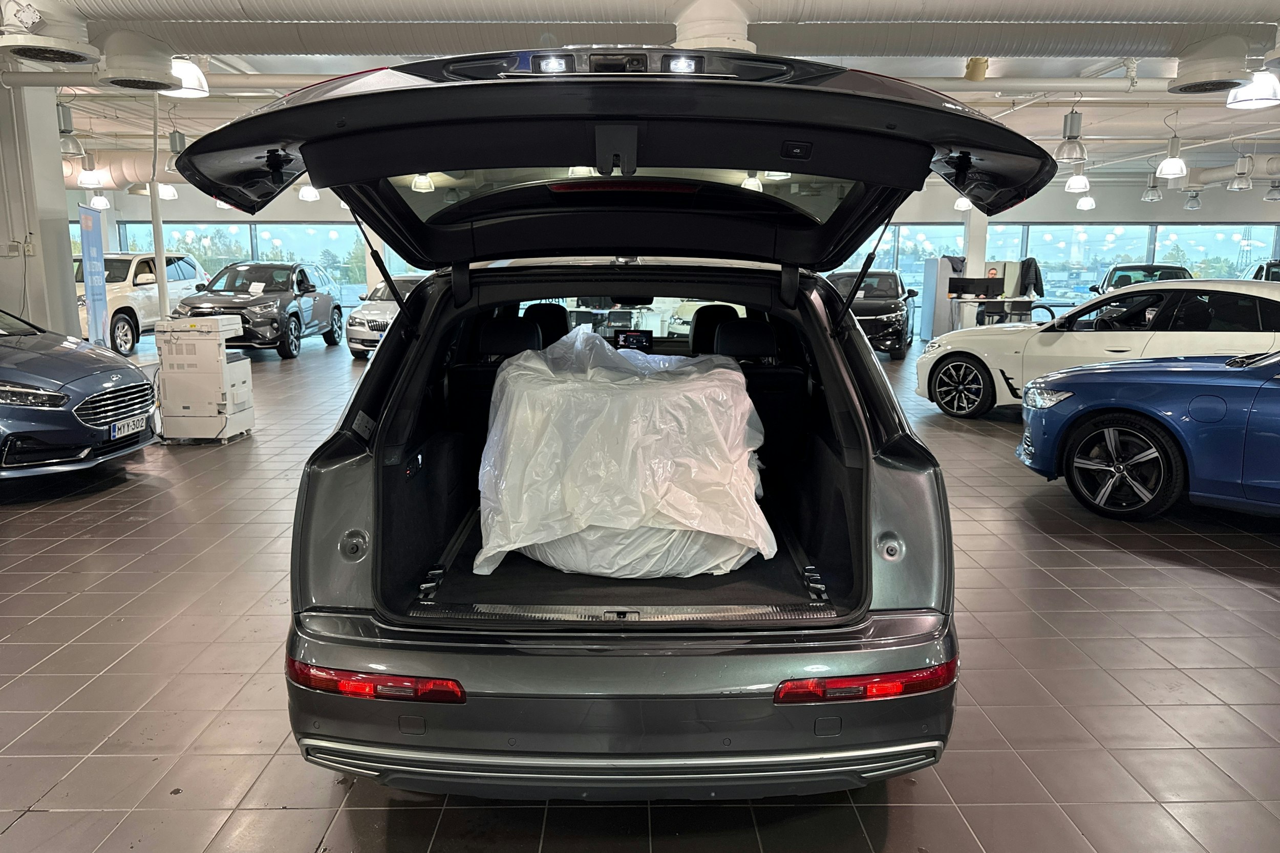 harmaa Audi Q7 2017 kuva 35.