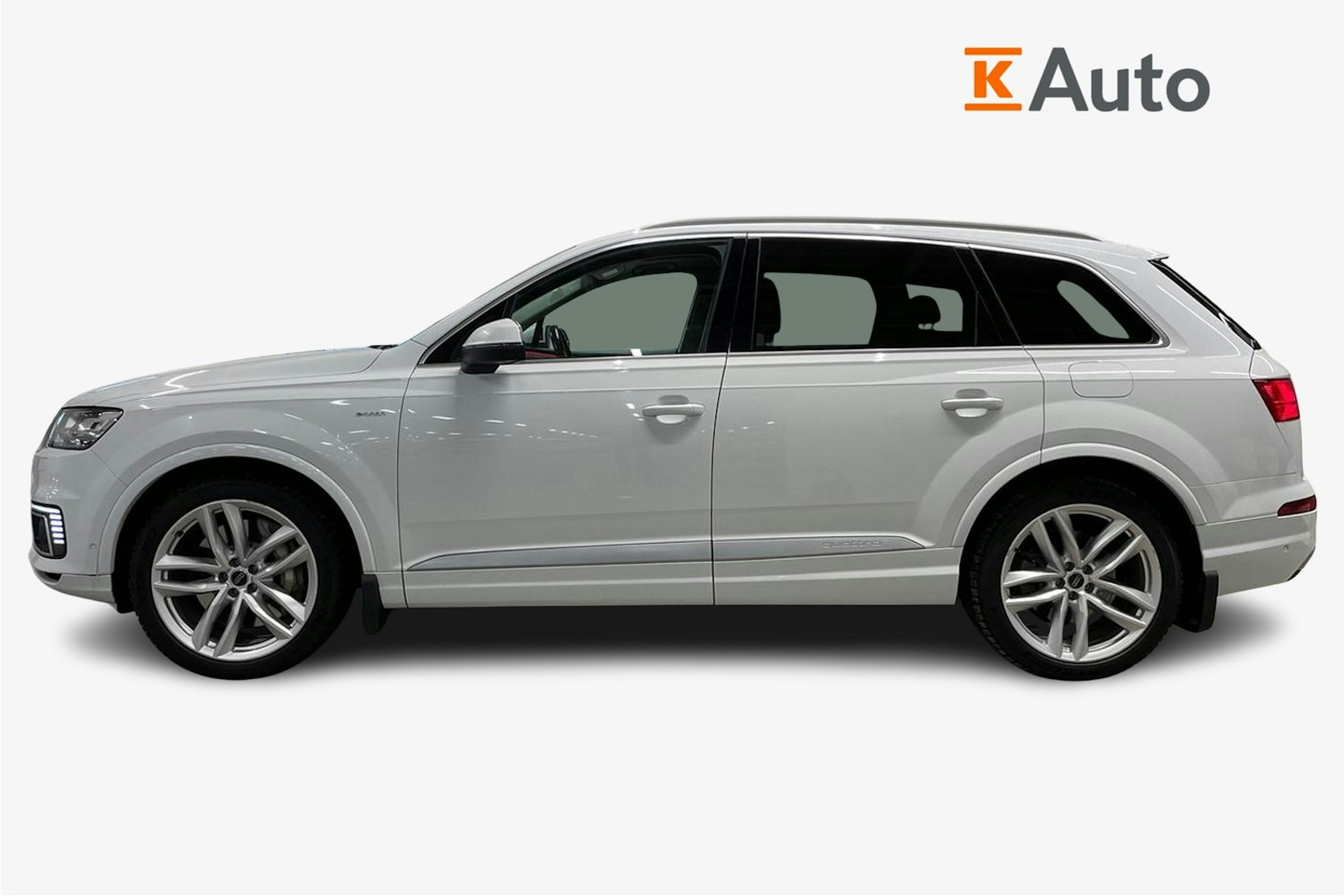 Valkoinen Audi Q7 2017 kuva 6.