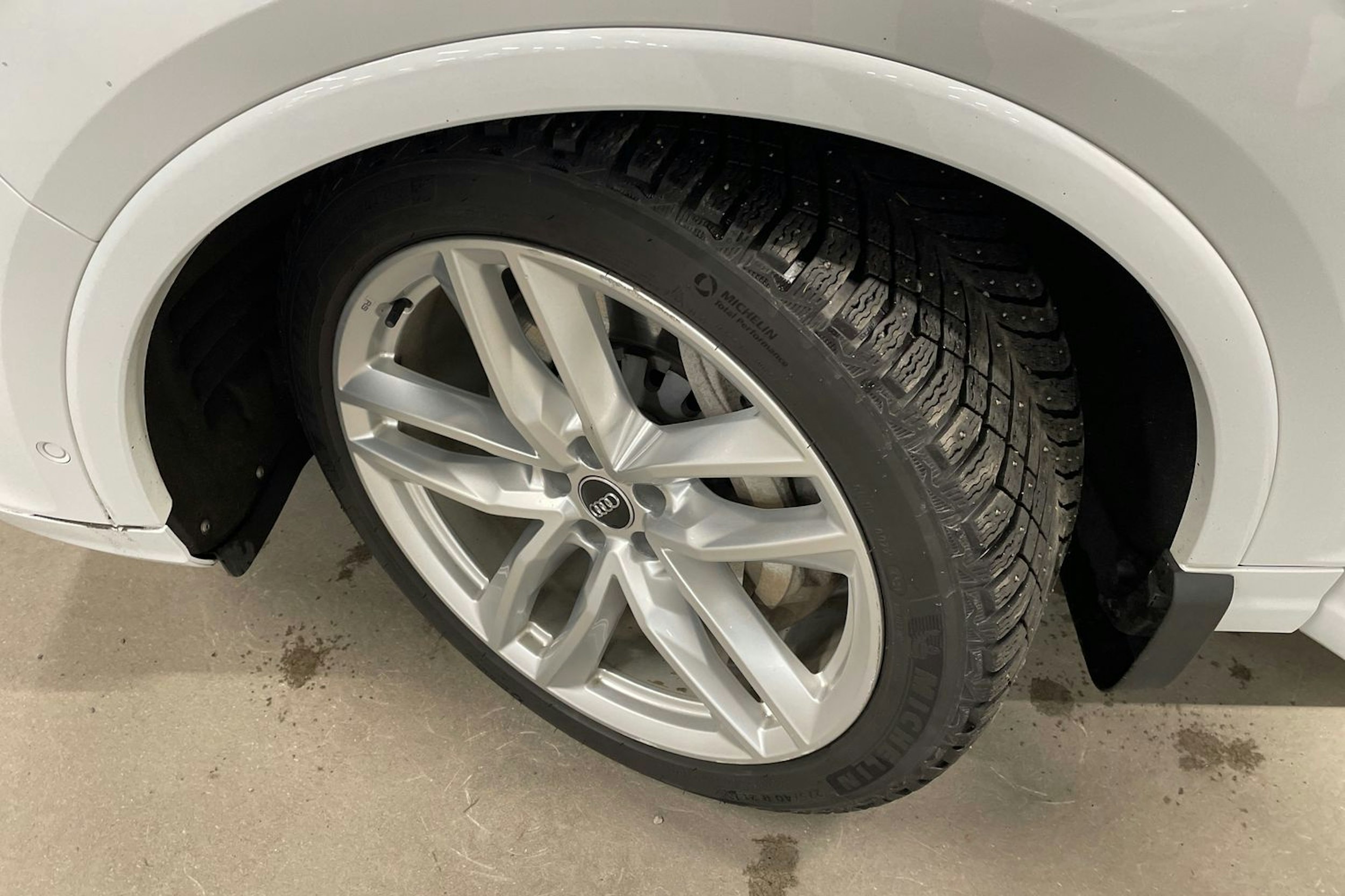 Valkoinen Audi Q7 2017 kuva 13.