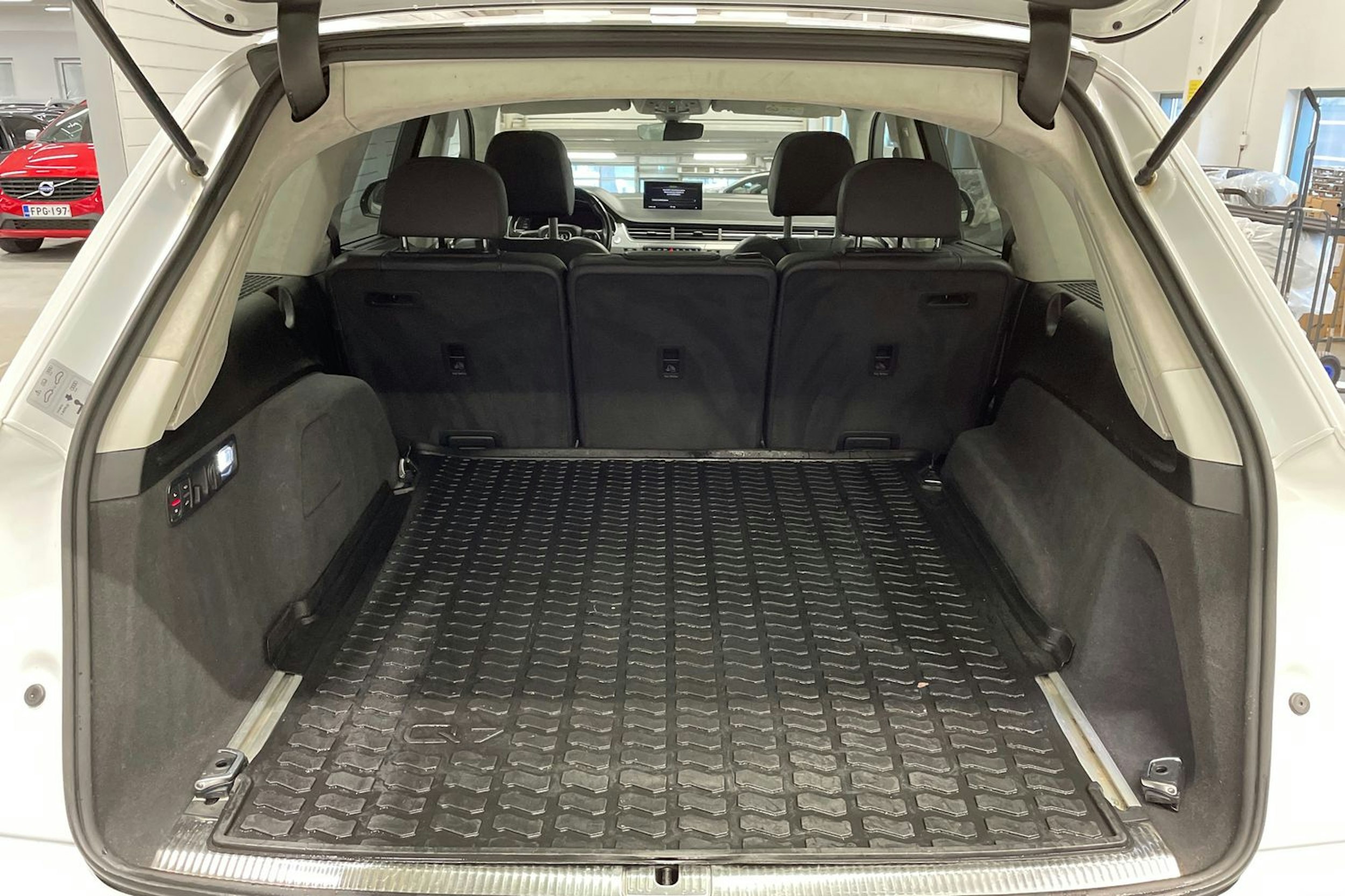 Valkoinen Audi Q7 2017 kuva 15.