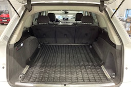 Valkoinen Audi Q7 2017 kuva 15.