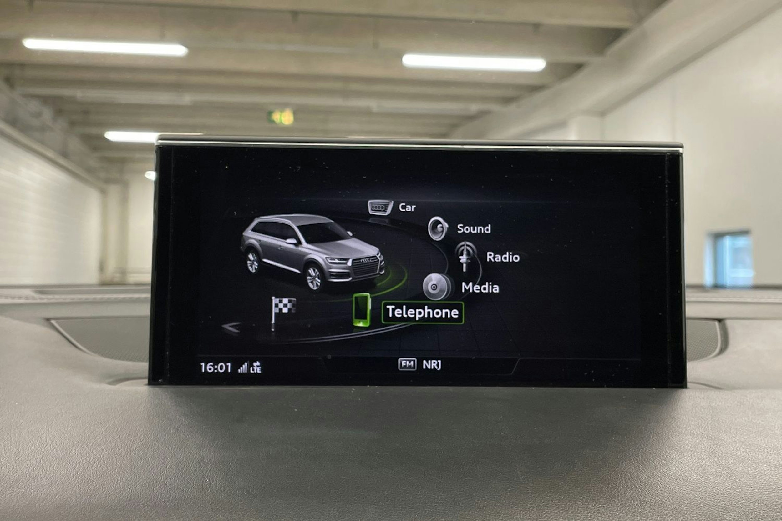 Valkoinen Audi Q7 2017 kuva 18.