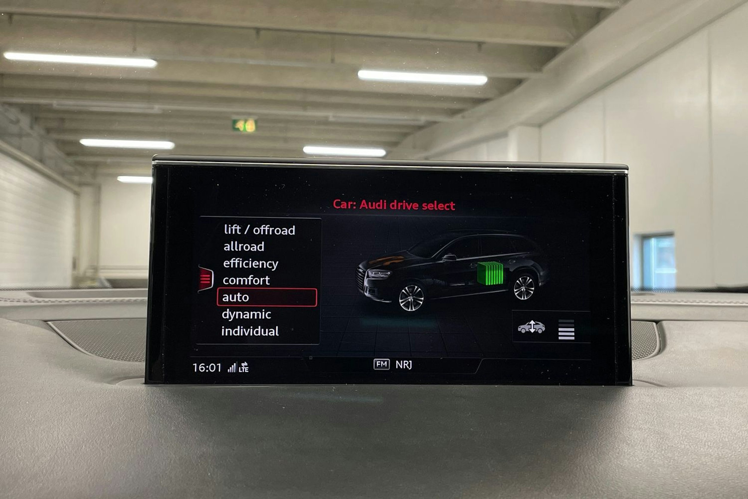 Valkoinen Audi Q7 2017 kuva 19.