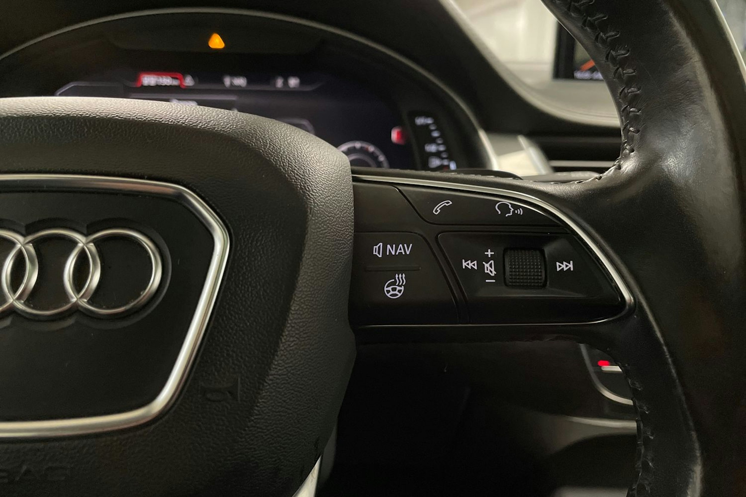 Valkoinen Audi Q7 2017 kuva 25.