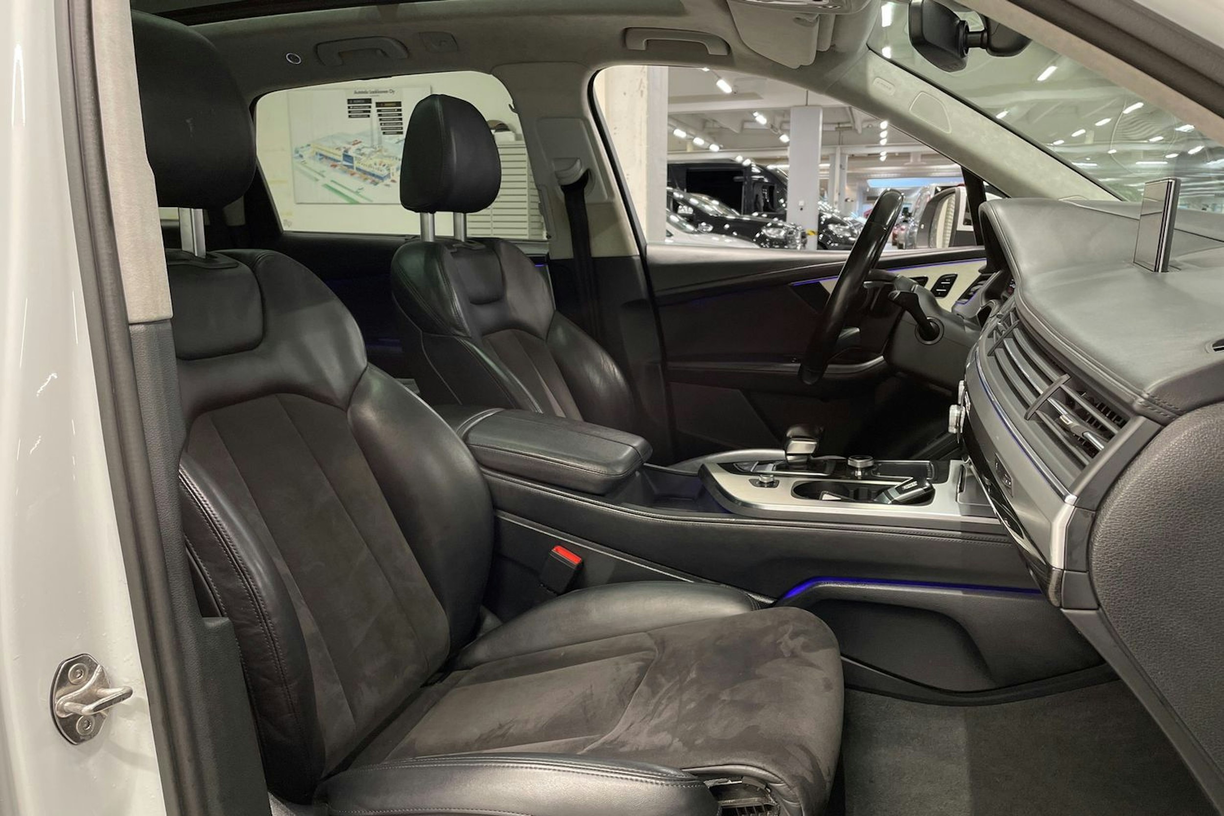 Valkoinen Audi Q7 2017 kuva 32.