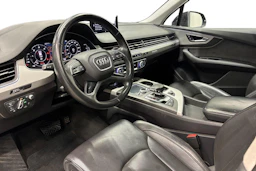 musta Audi Q7 2018 kuva 8.