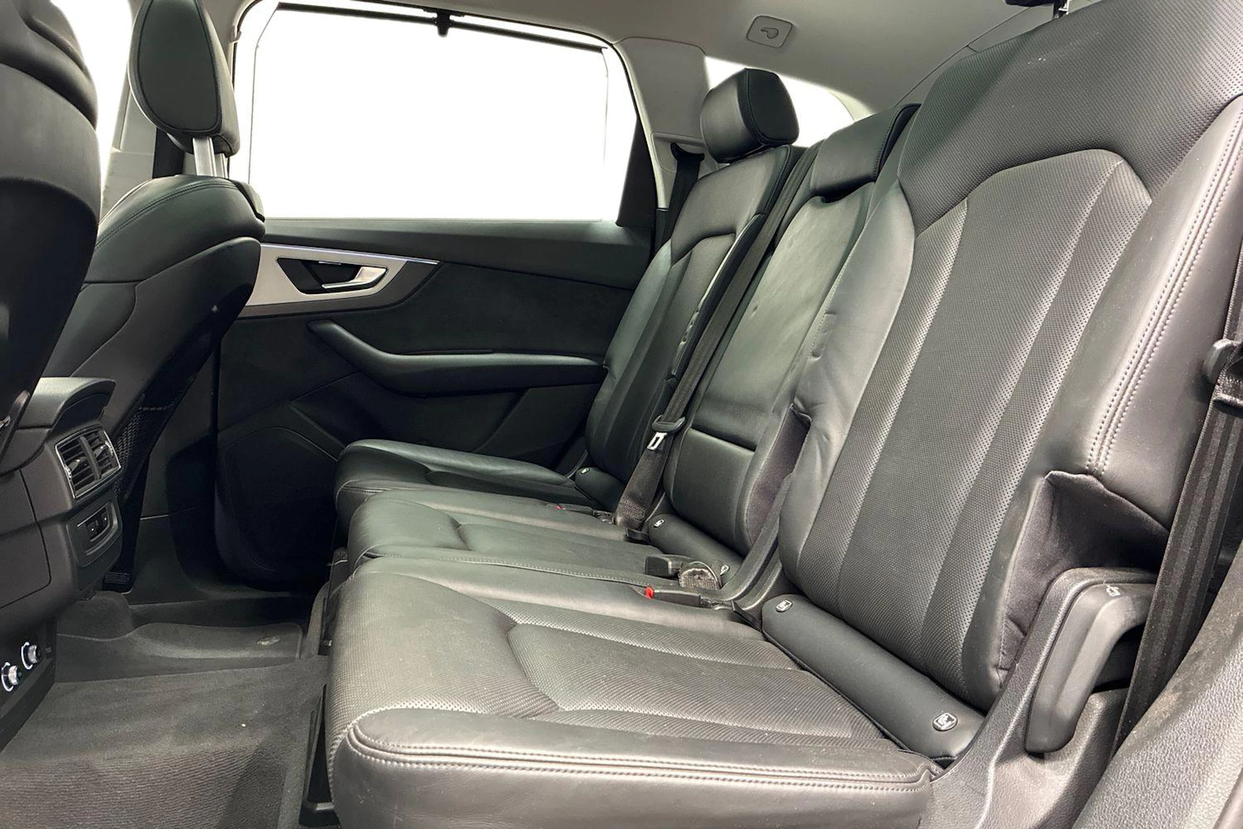 musta Audi Q7 2018 kuva 11.