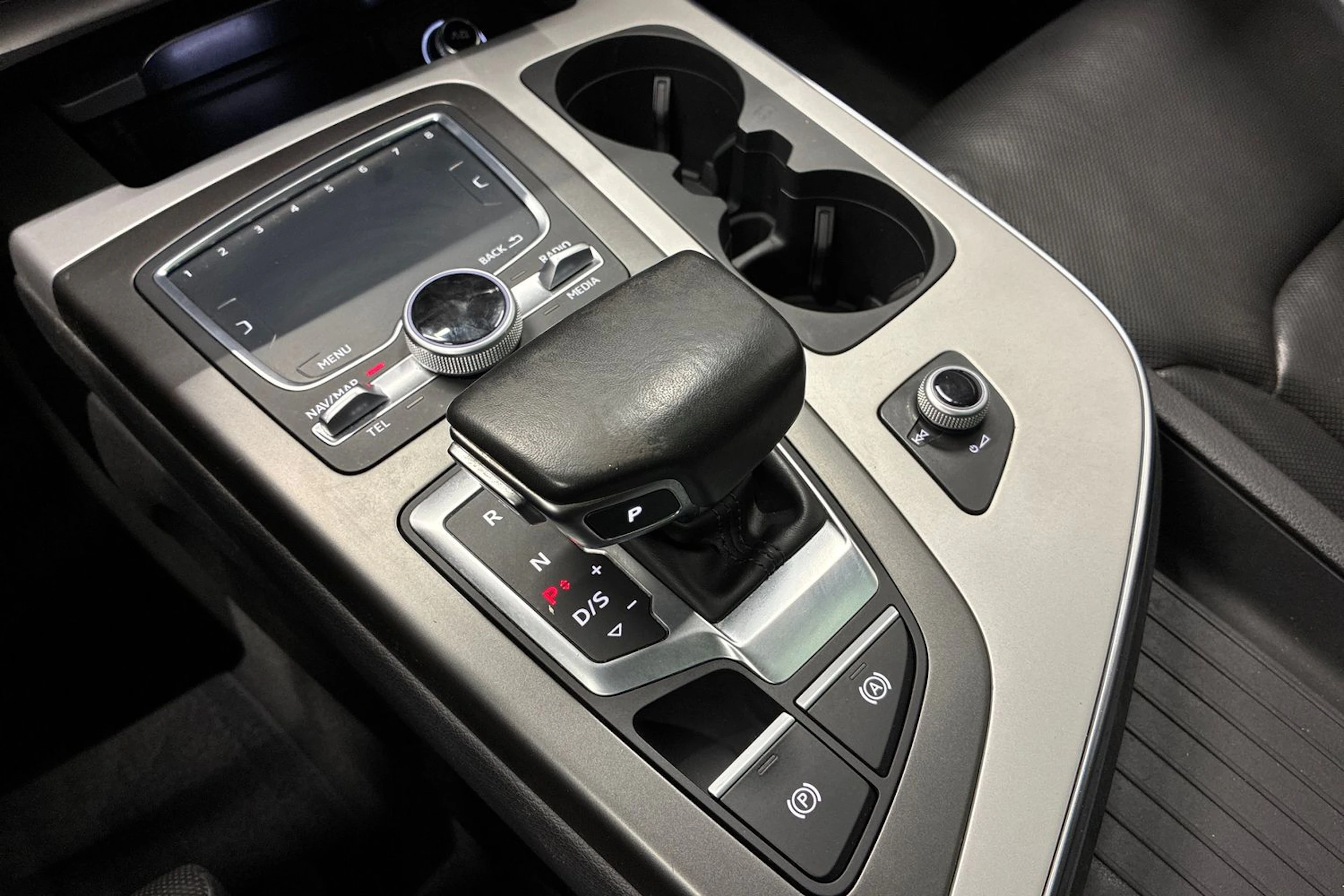 musta Audi Q7 2018 kuva 22.
