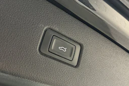 musta Audi Q7 2018 kuva 30.