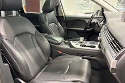 musta Audi Q7 2018 kuva 32.