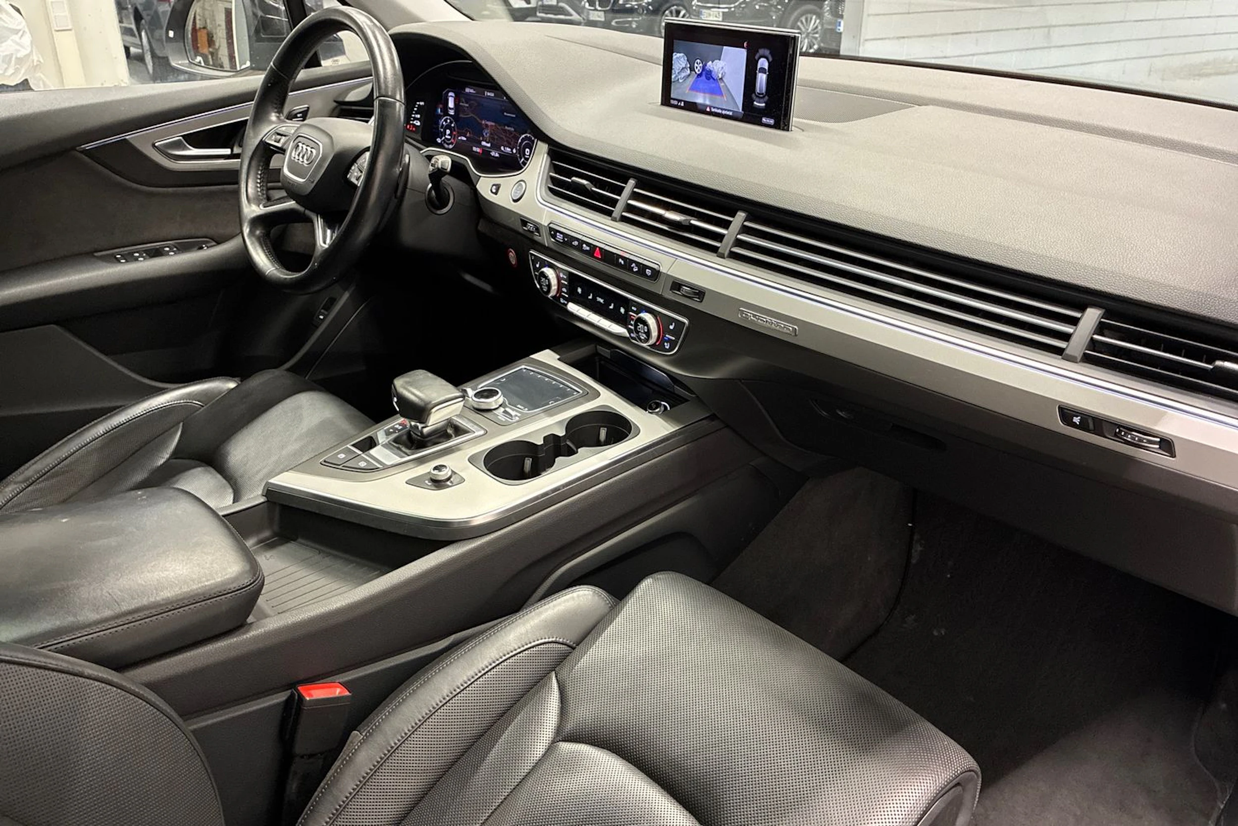 musta Audi Q7 2018 kuva 33.