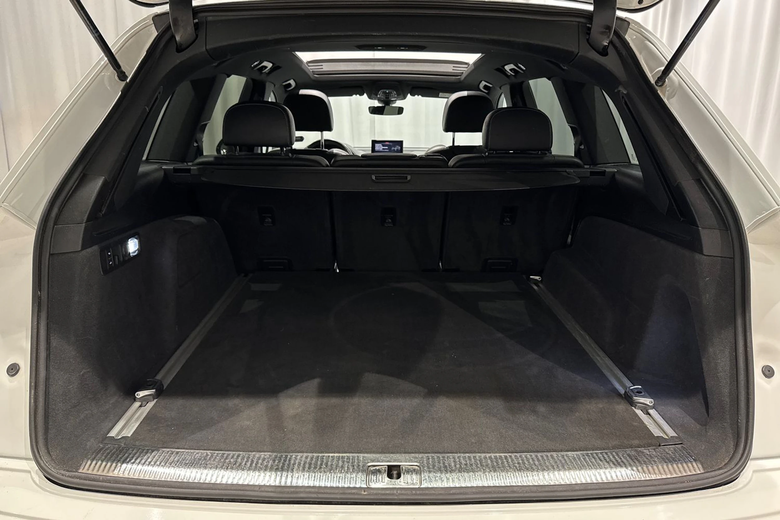 valkoinen Audi Q7 2017 kuva 16.