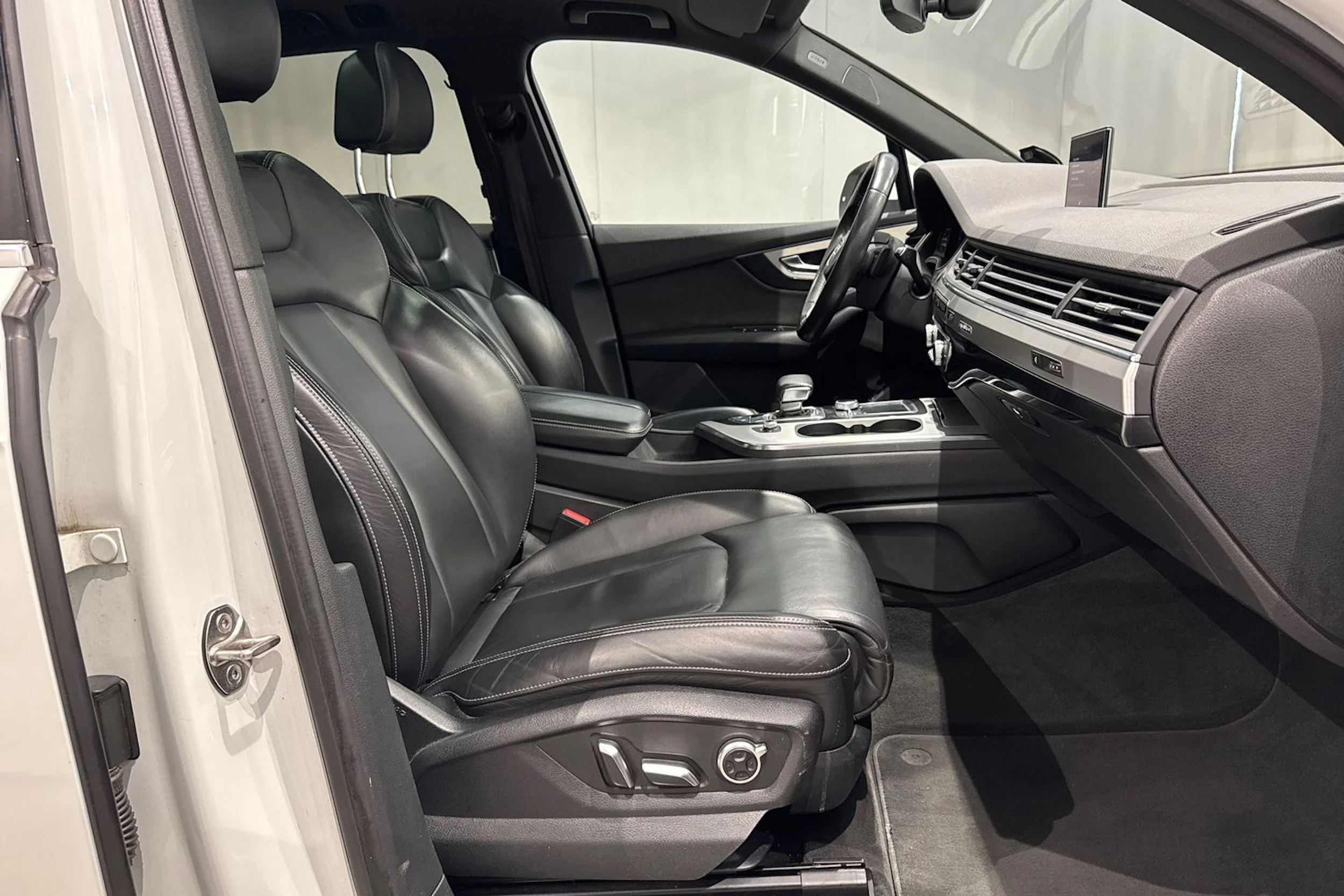 valkoinen Audi Q7 2017 kuva 18.