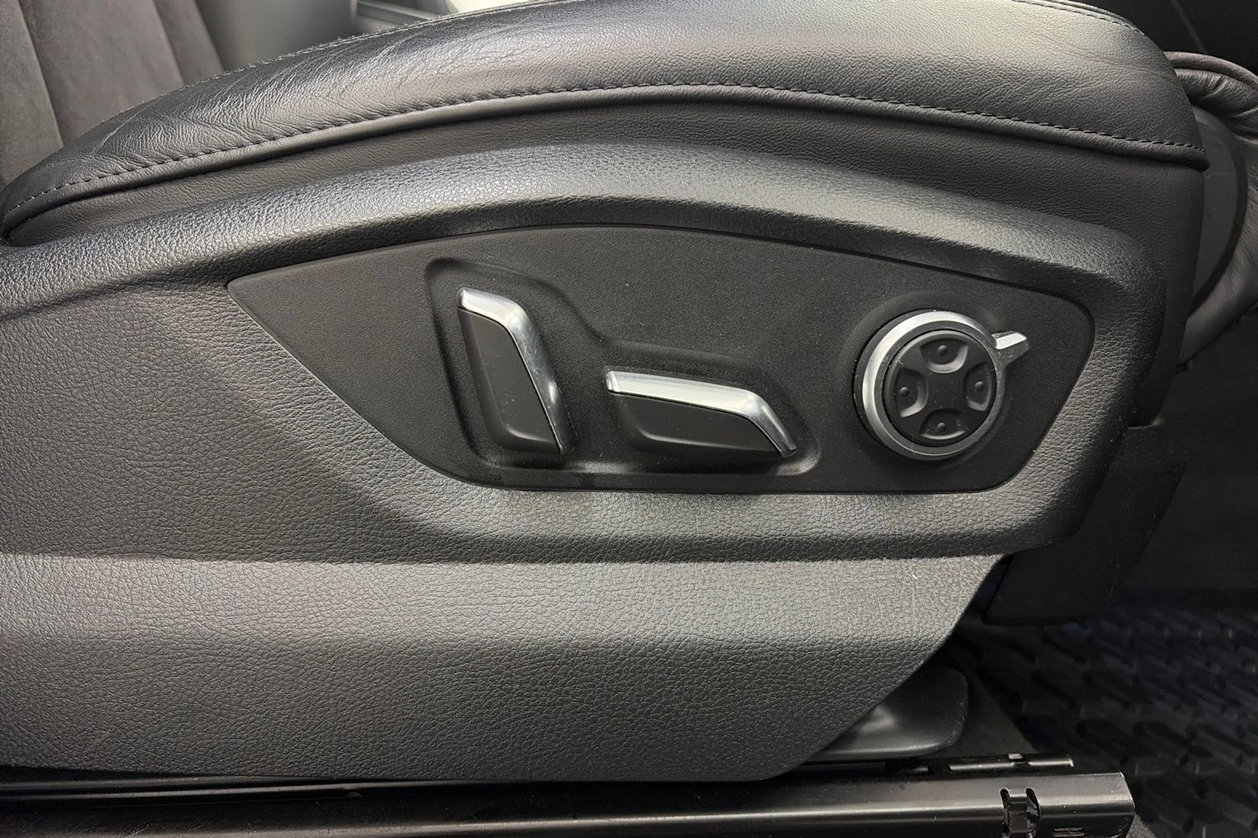 Hopea Audi Q7 2017 kuva 16.