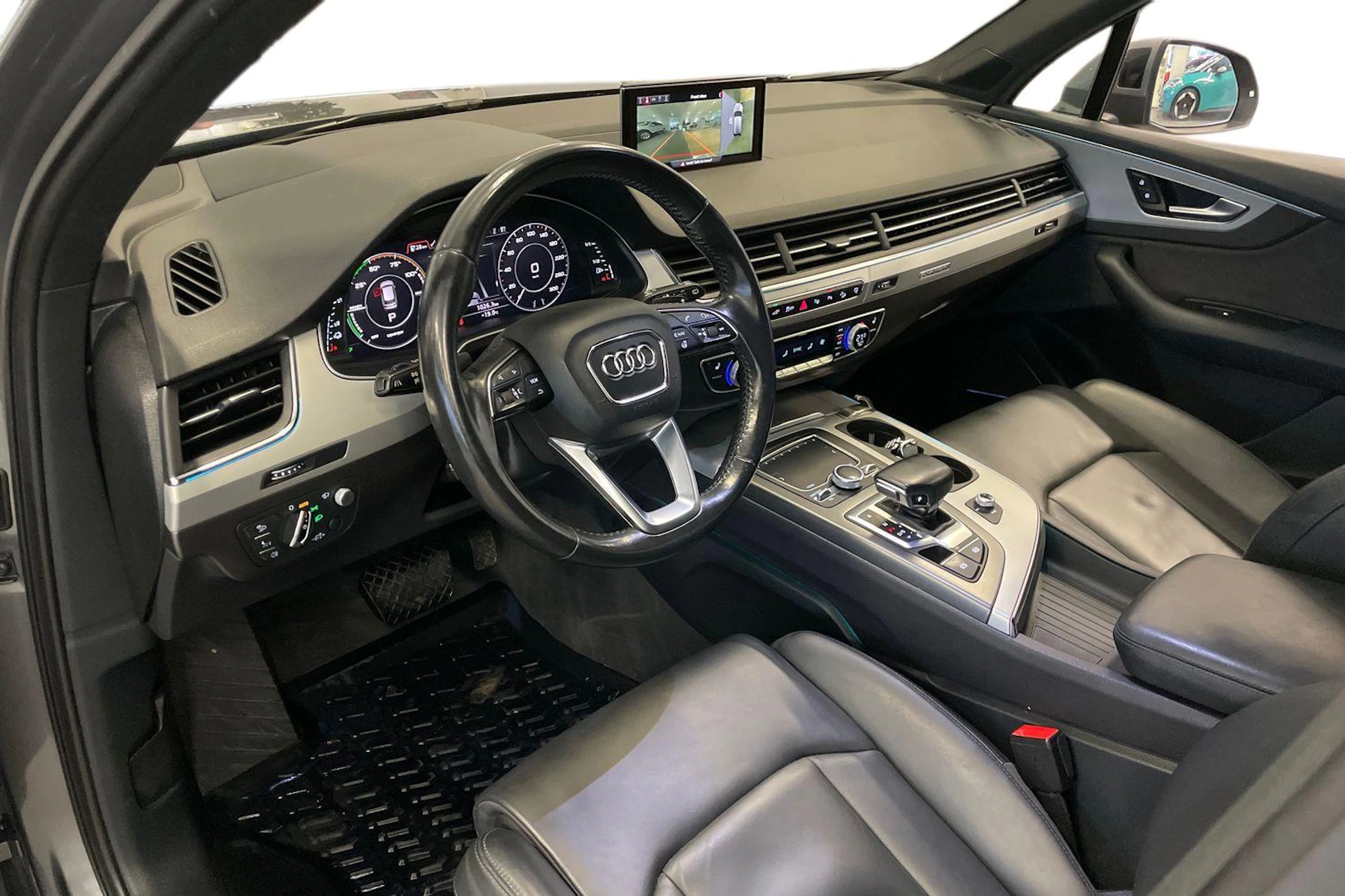 harmaa Audi Q7 2017 kuva 6.