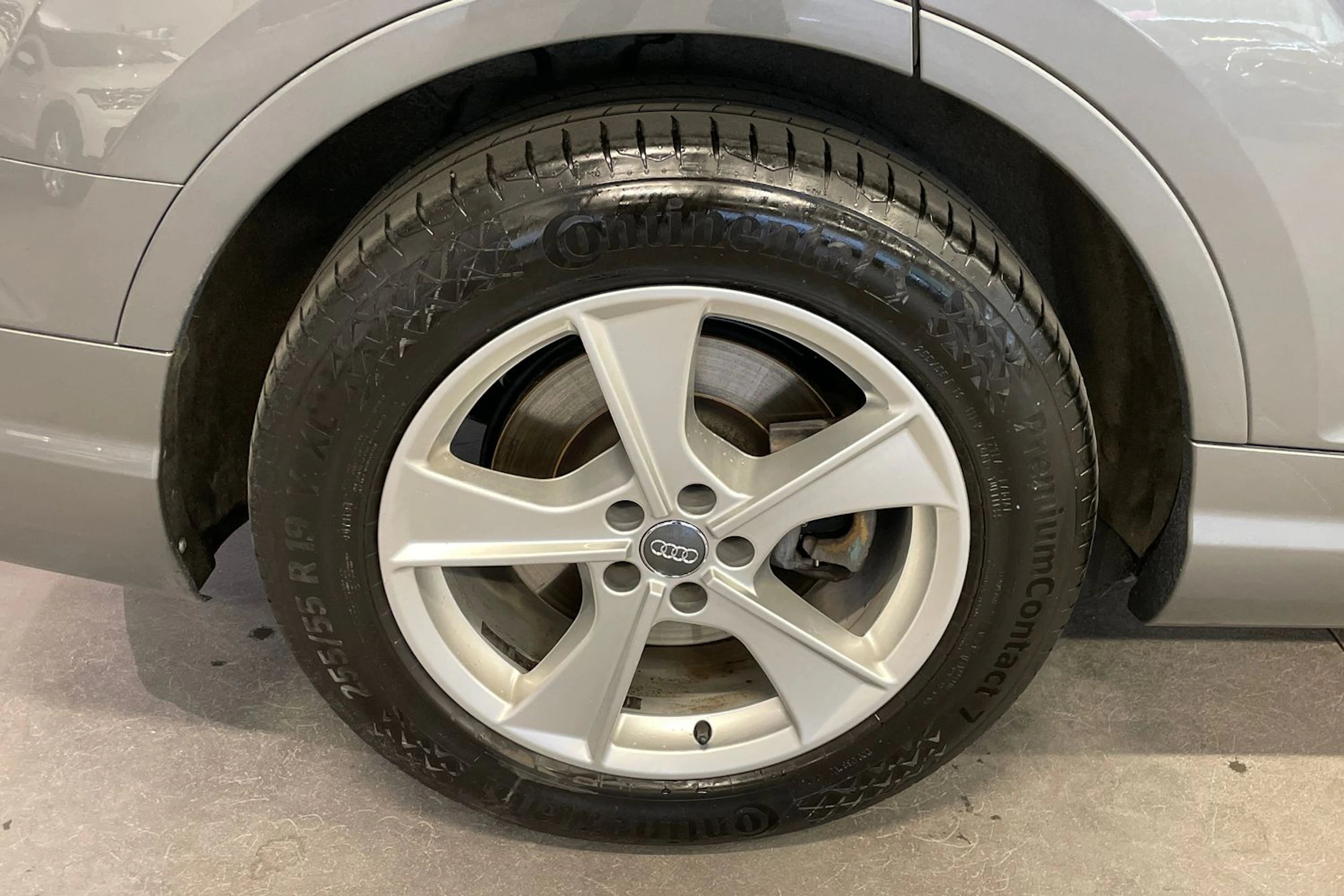 harmaa Audi Q7 2017 kuva 10.