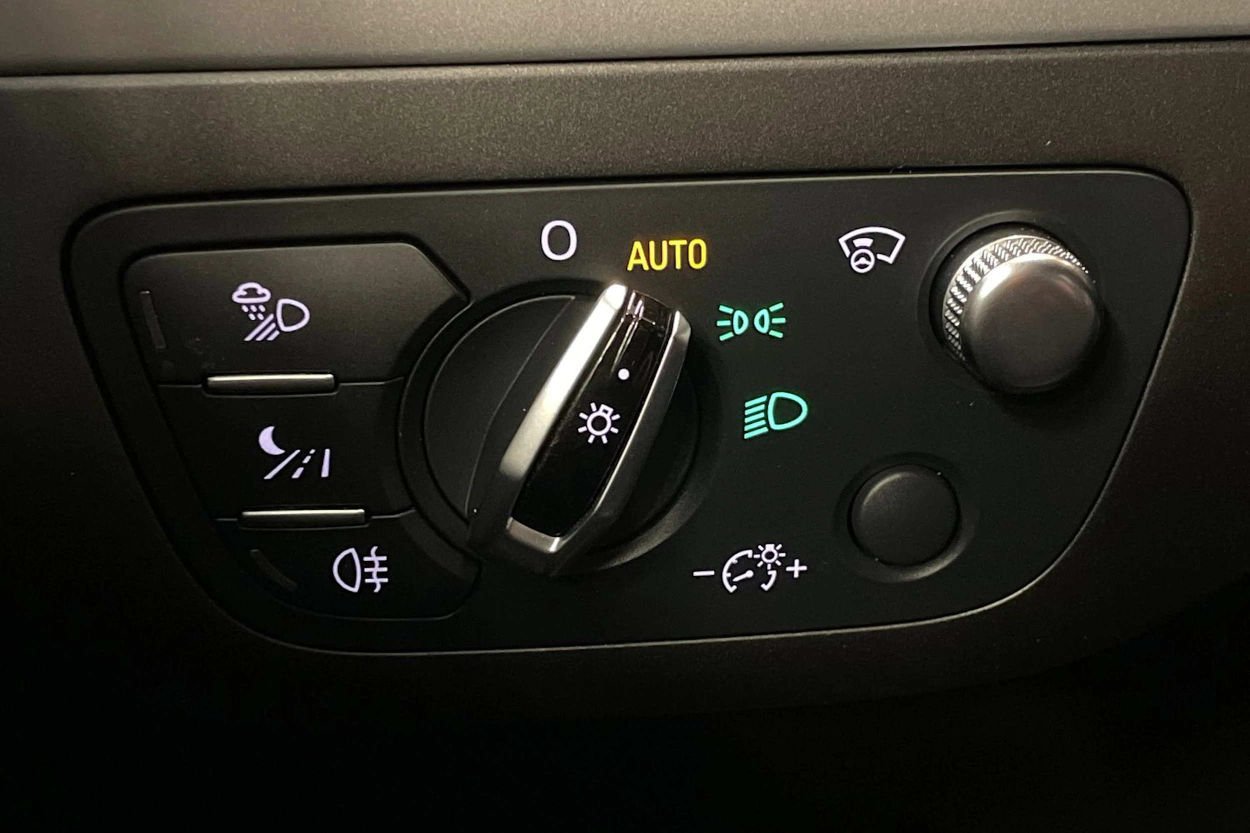 harmaa Audi Q7 2017 kuva 13.