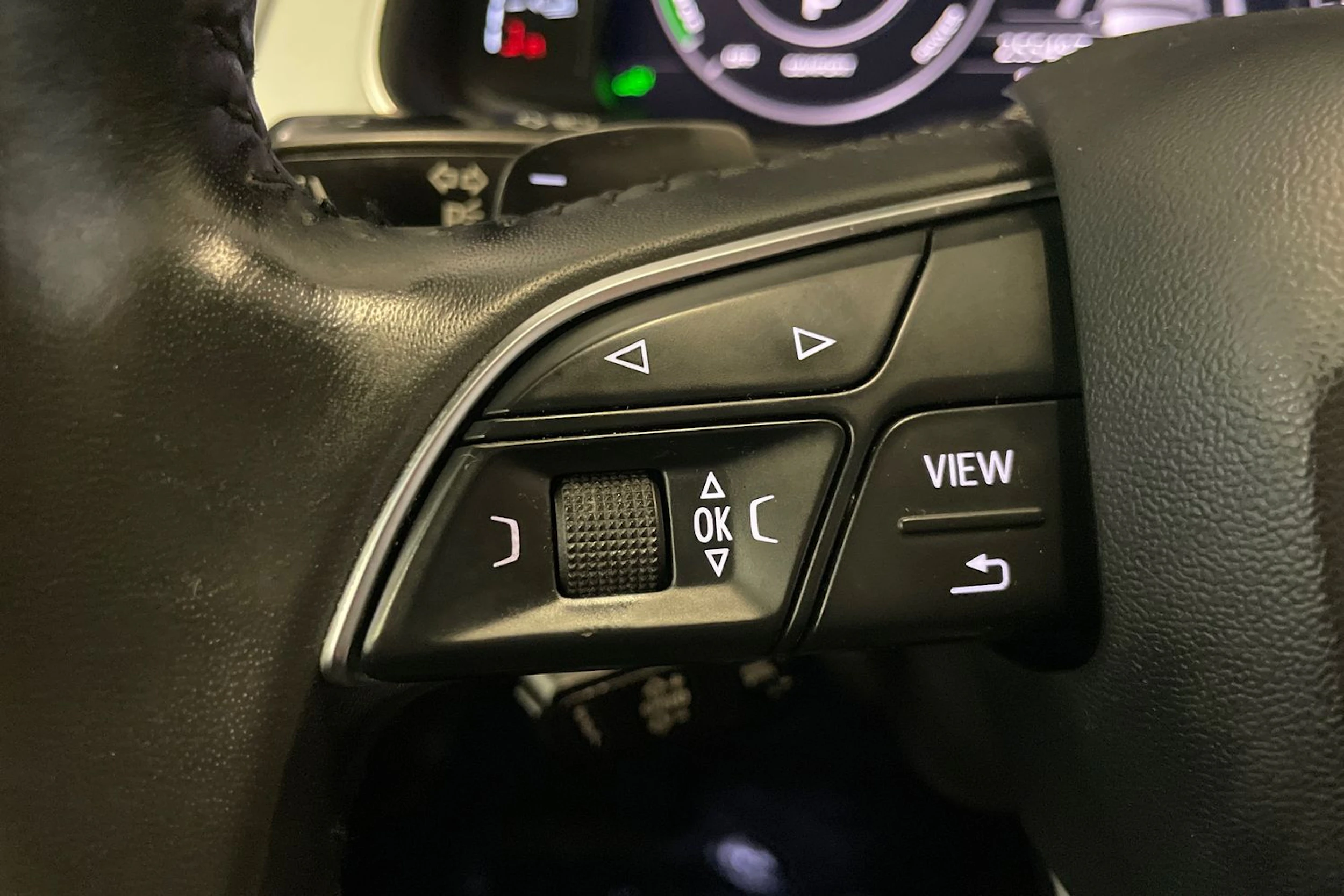 harmaa Audi Q7 2017 kuva 16.