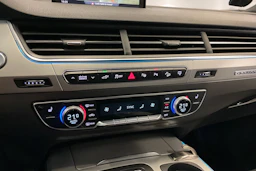 harmaa Audi Q7 2017 kuva 17.