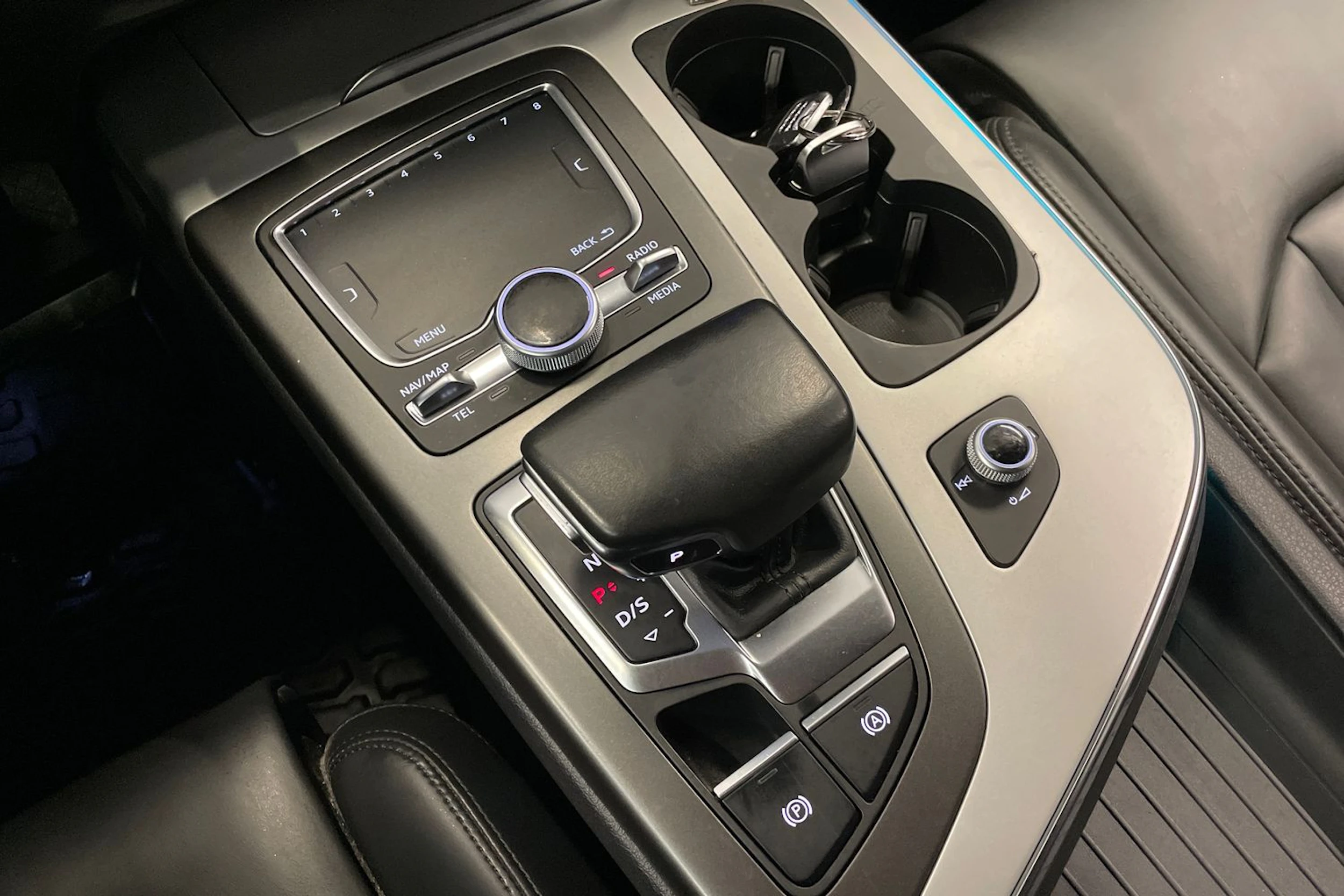 harmaa Audi Q7 2017 kuva 18.
