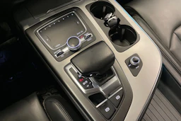 harmaa Audi Q7 2017 kuva 18.