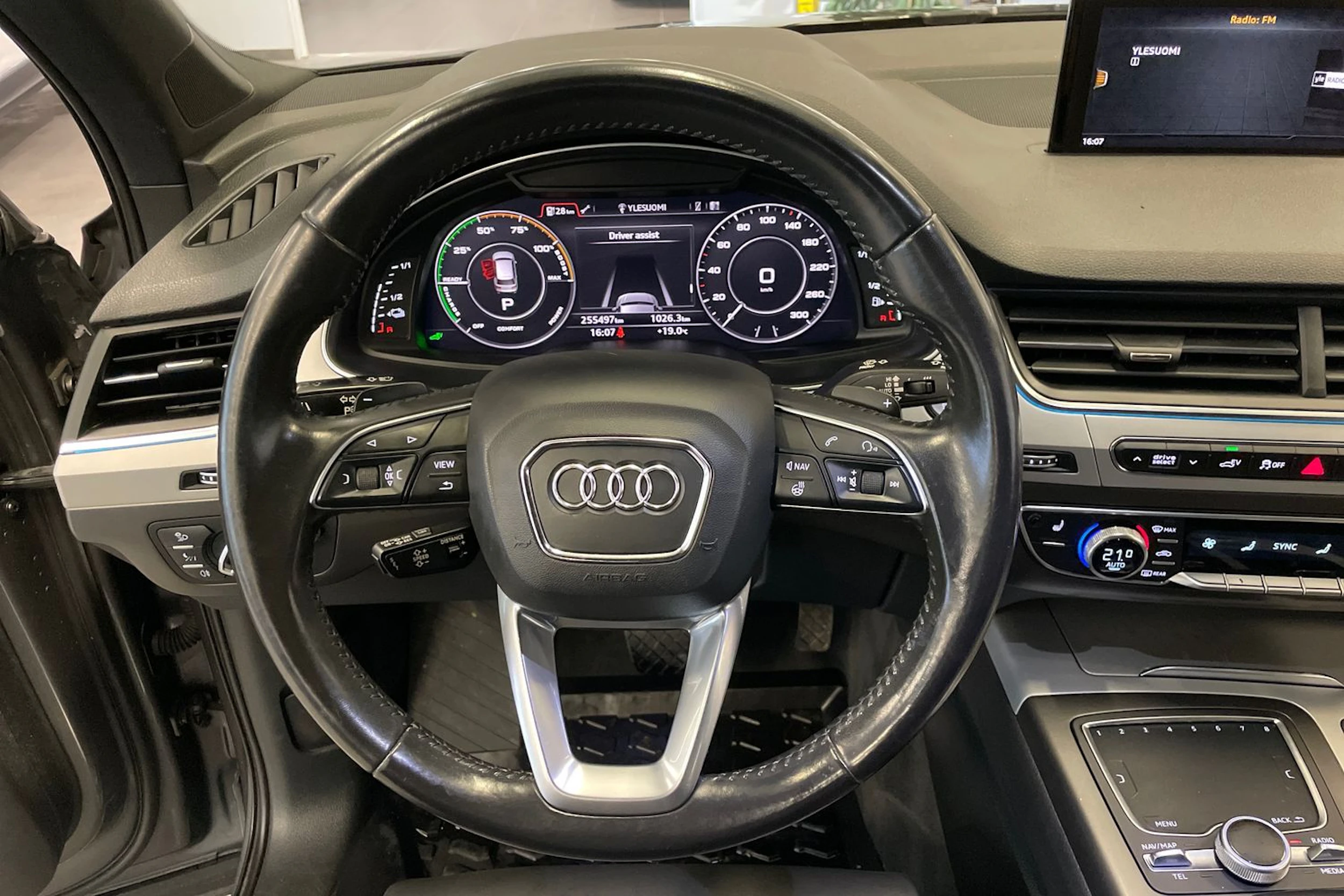 harmaa Audi Q7 2017 kuva 20.