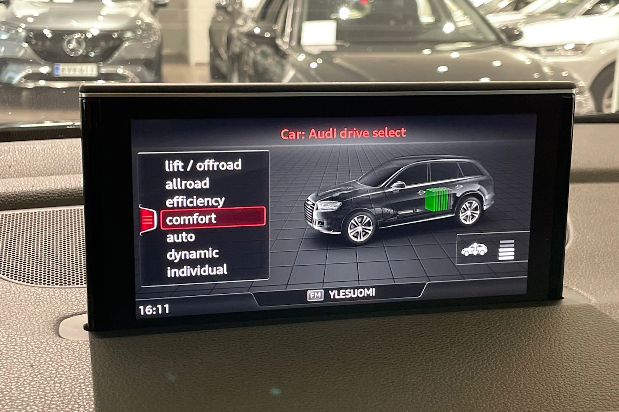 harmaa Audi Q7 2017 kuva 26.