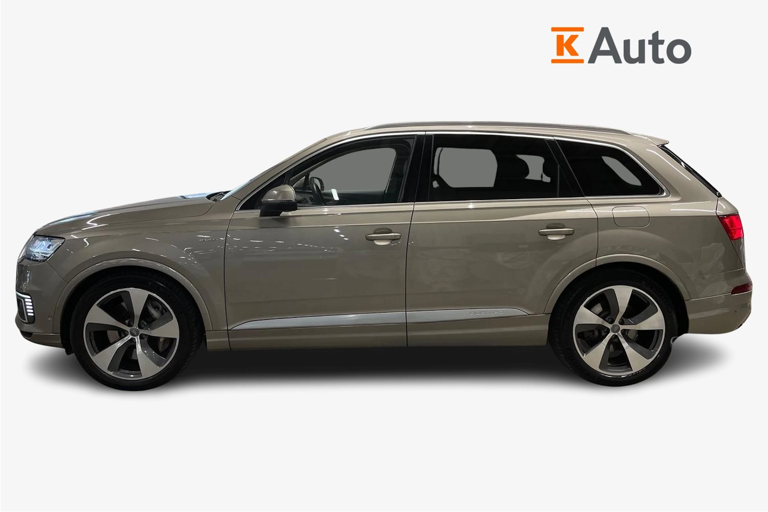 ruskea (beige) Audi Q7 2017 kuva 5.