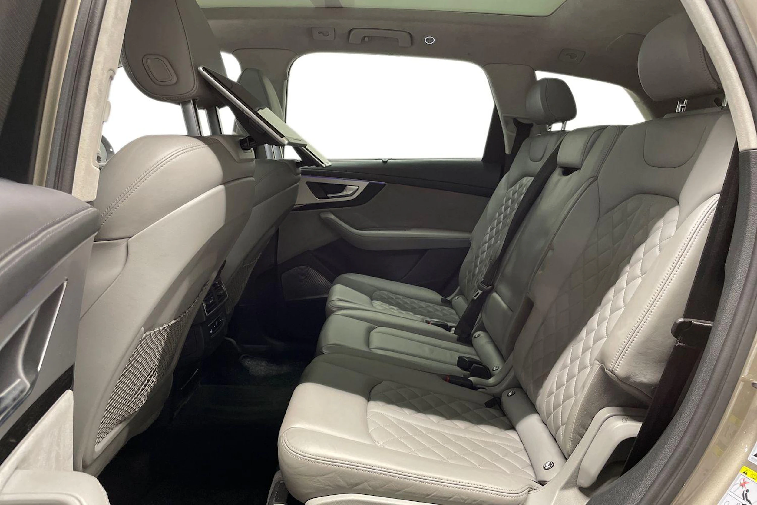 ruskea (beige) Audi Q7 2017 kuva 8.
