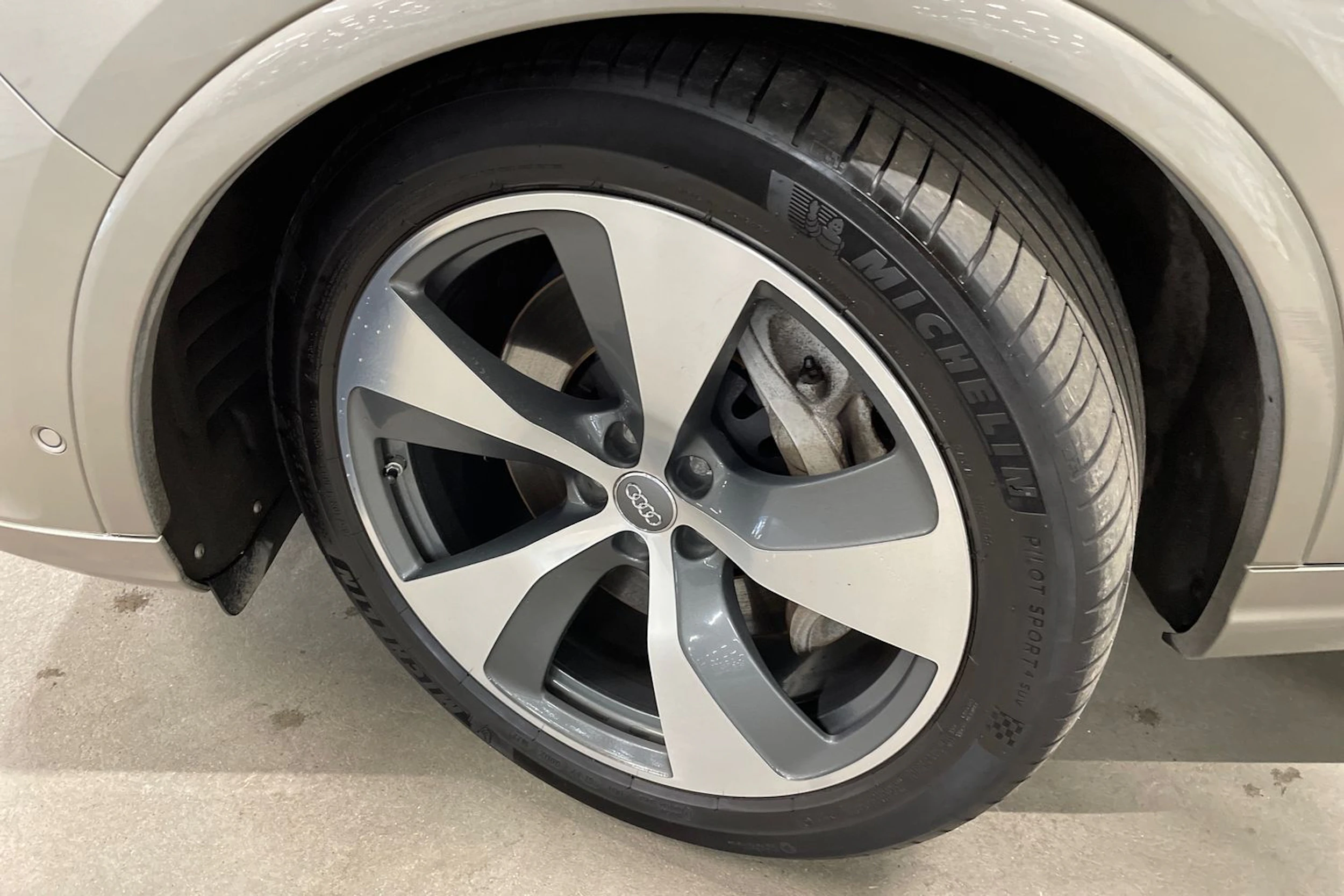 ruskea (beige) Audi Q7 2017 kuva 10.