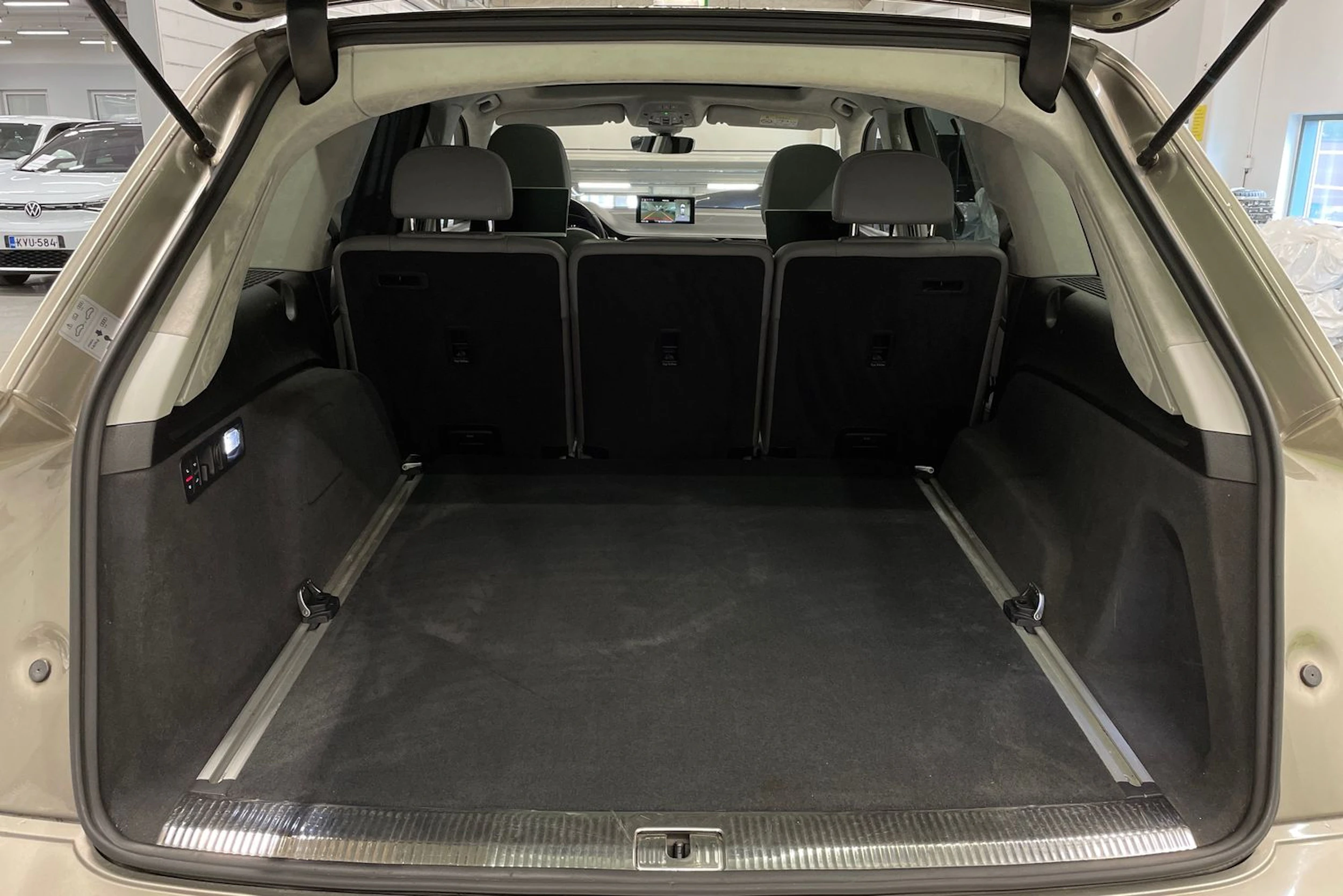 ruskea (beige) Audi Q7 2017 kuva 12.