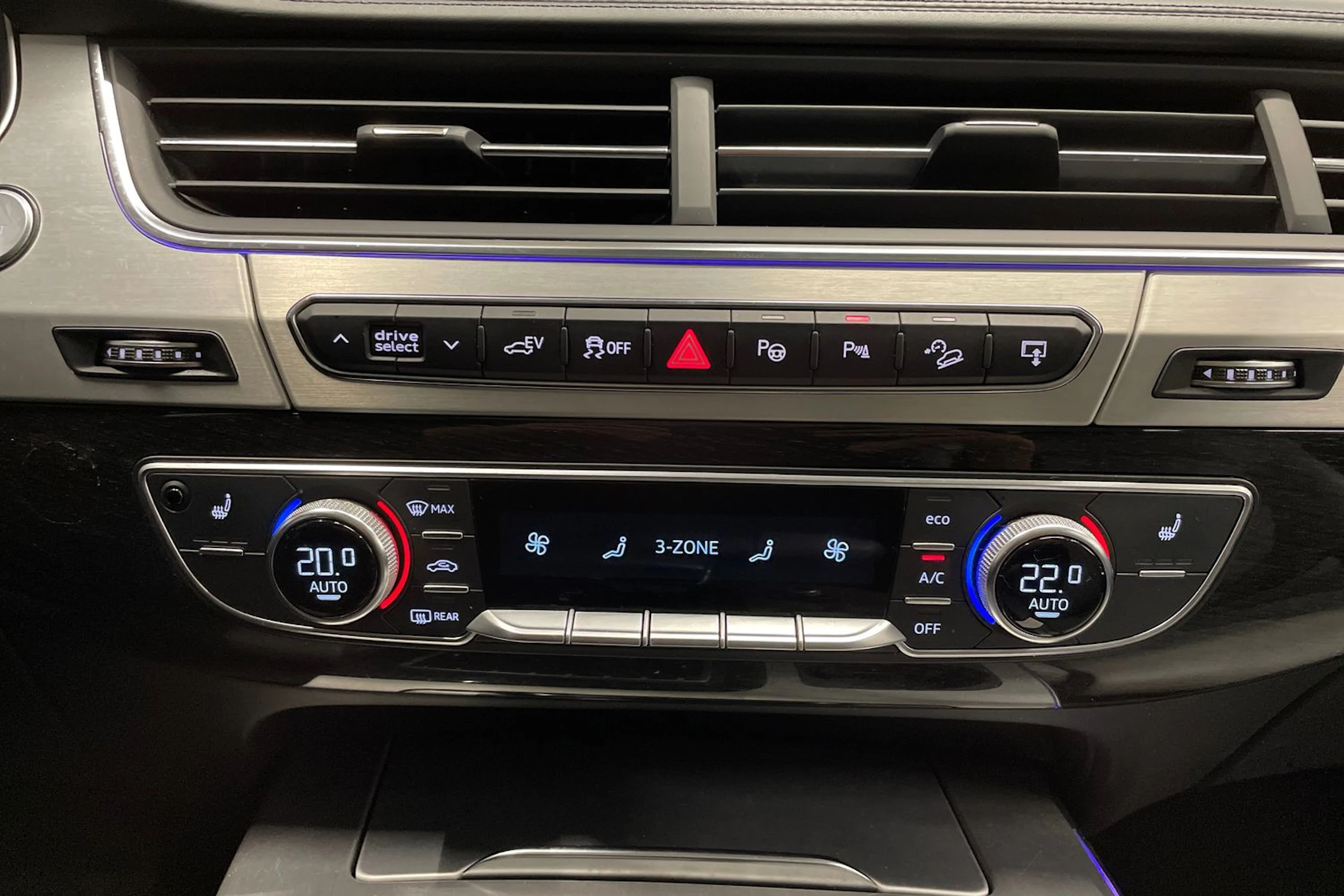 ruskea (beige) Audi Q7 2017 kuva 17.