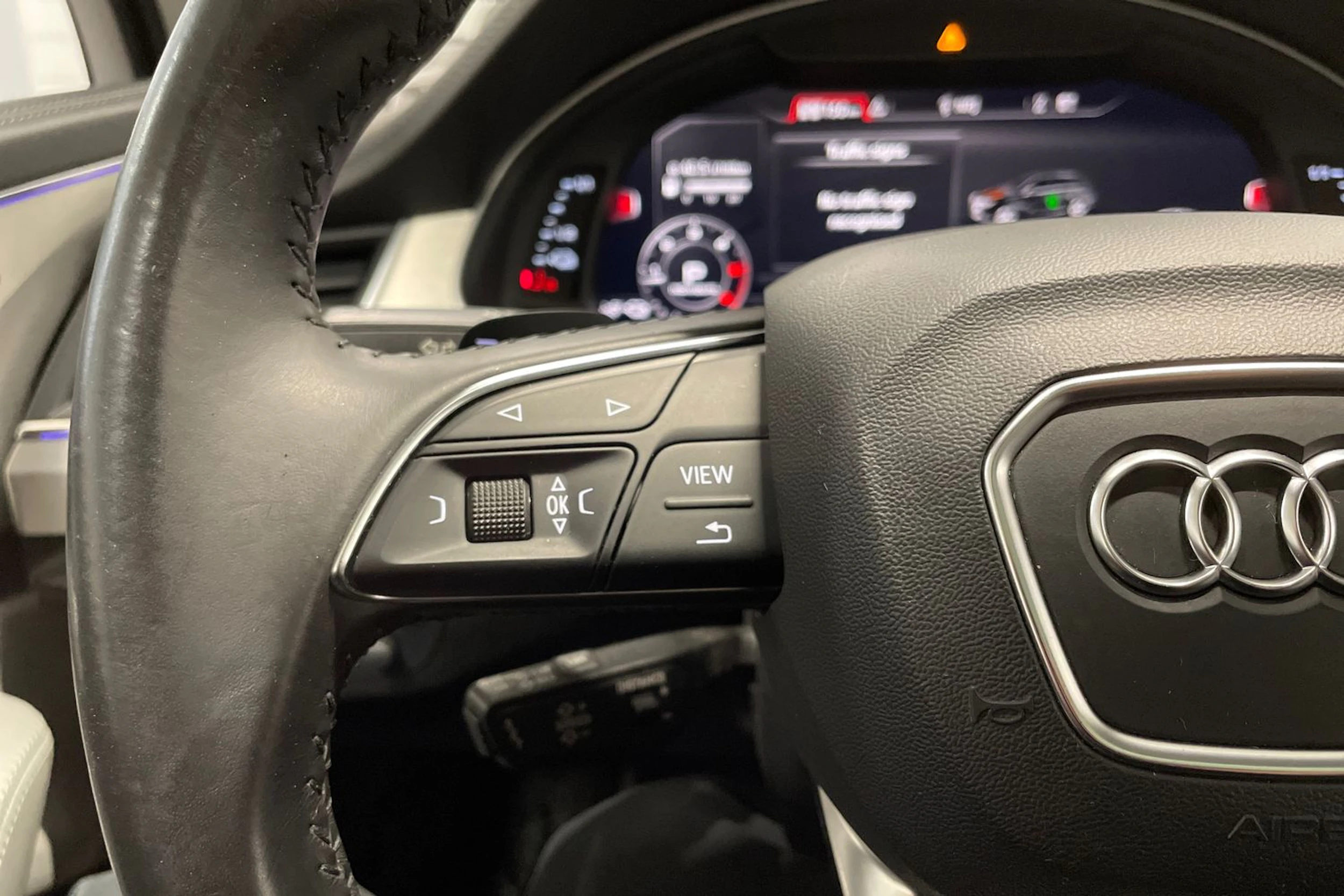 ruskea (beige) Audi Q7 2017 kuva 20.