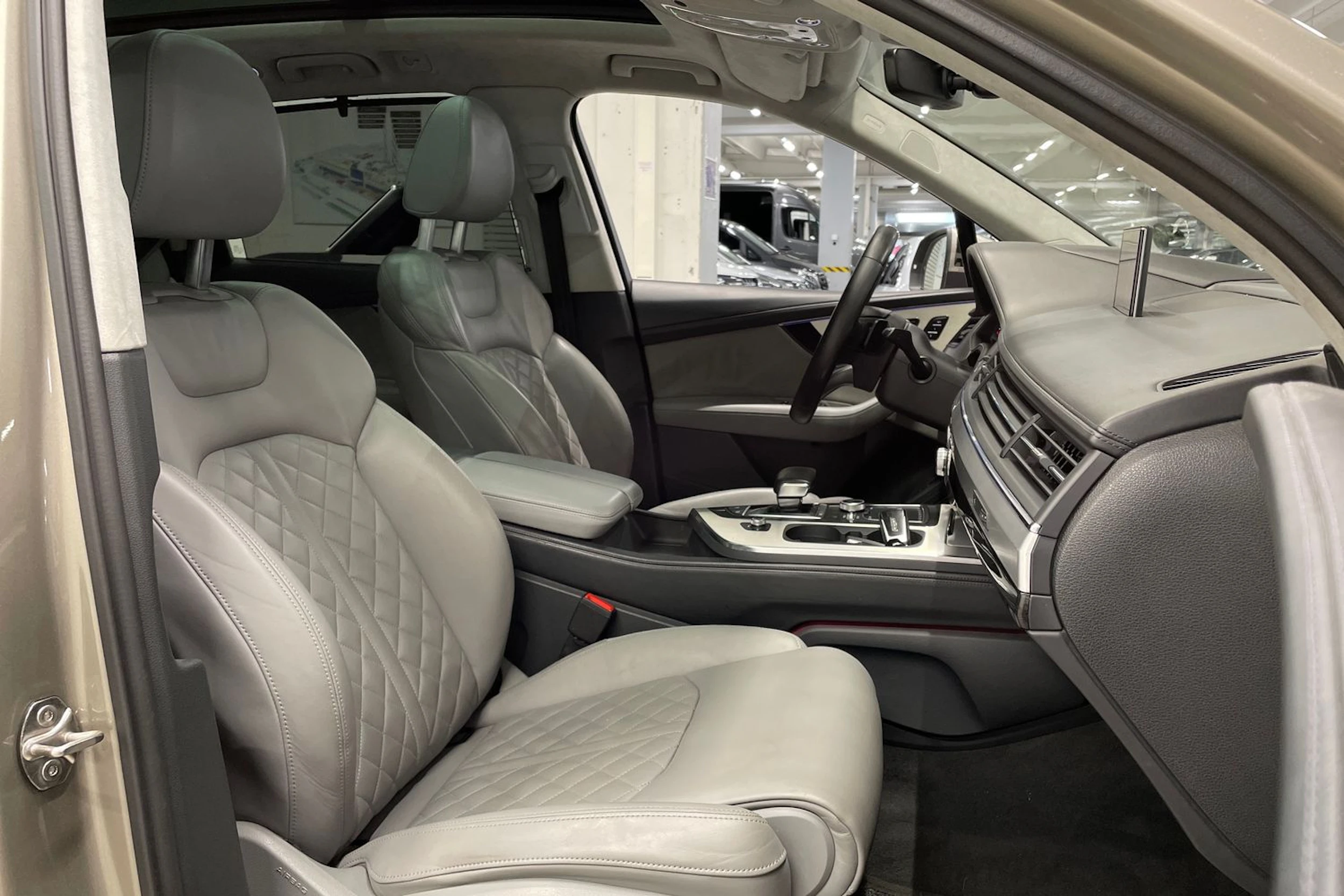 ruskea (beige) Audi Q7 2017 kuva 27.