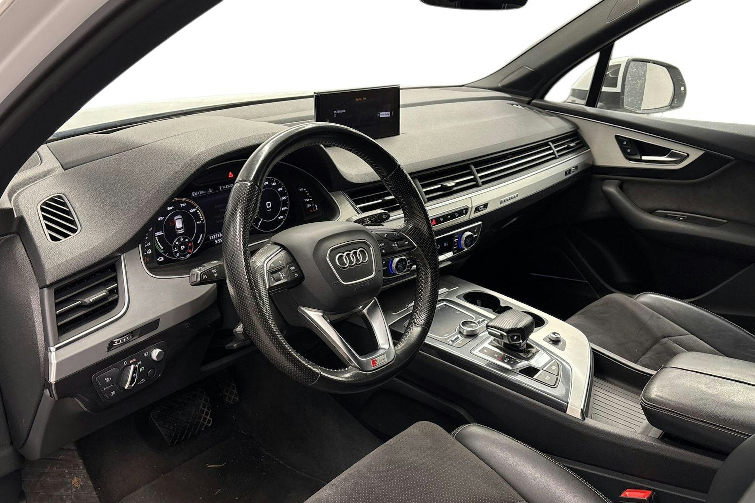 valkoinen Audi Q7 2017 kuva 3.