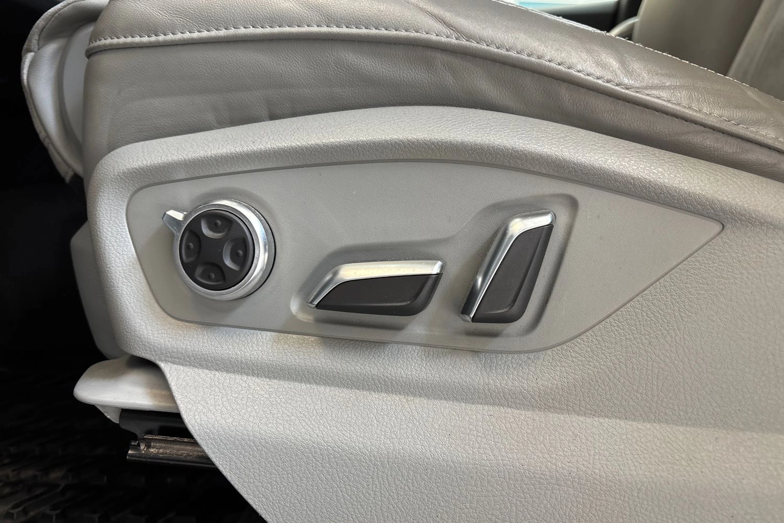valkoinen Audi Q7 2017 kuva 19.
